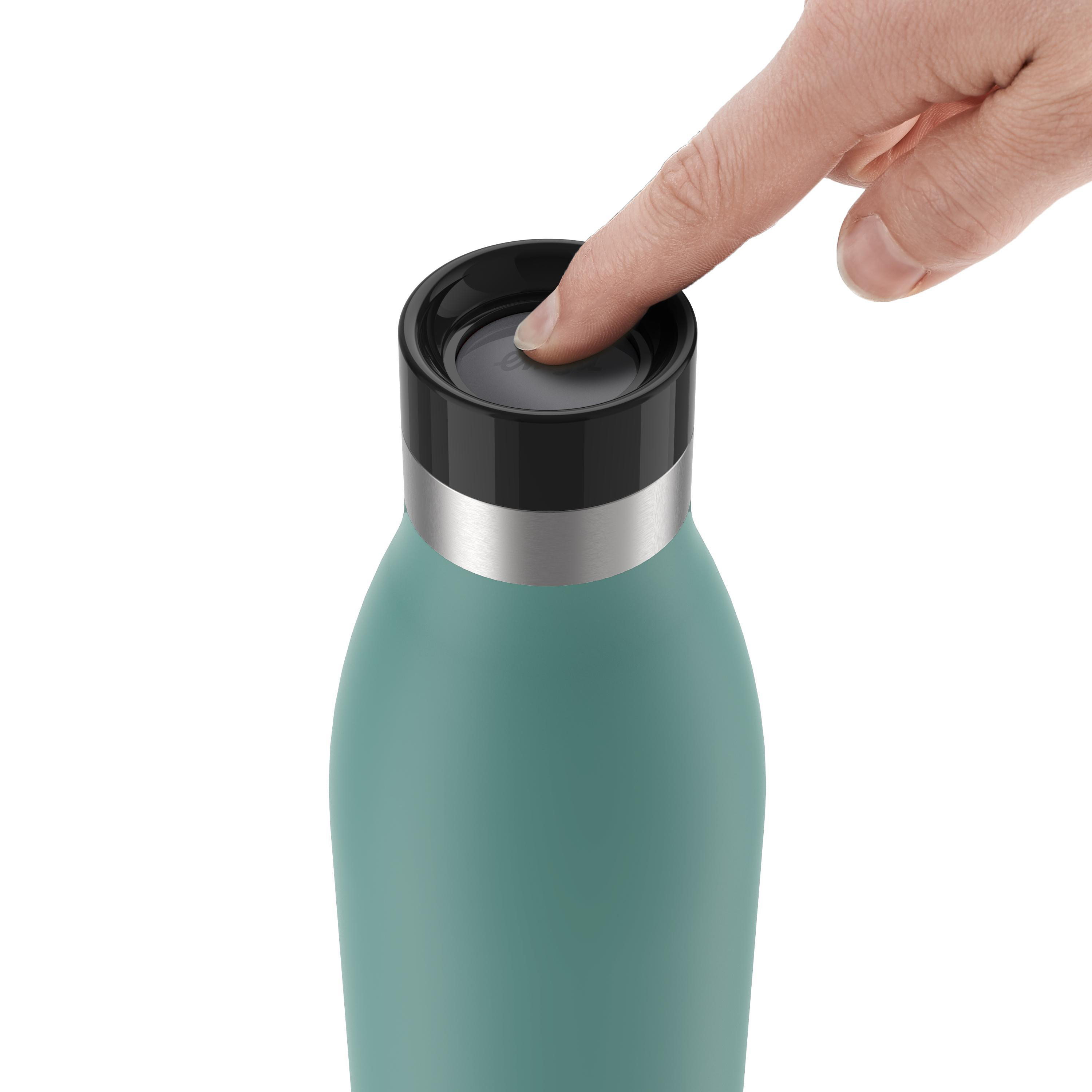 Hand drückt schwarzen Knopf auf dem schwarzen Deckel einer tealfarbenen Wasserflasche. Weißer Hintergrund.