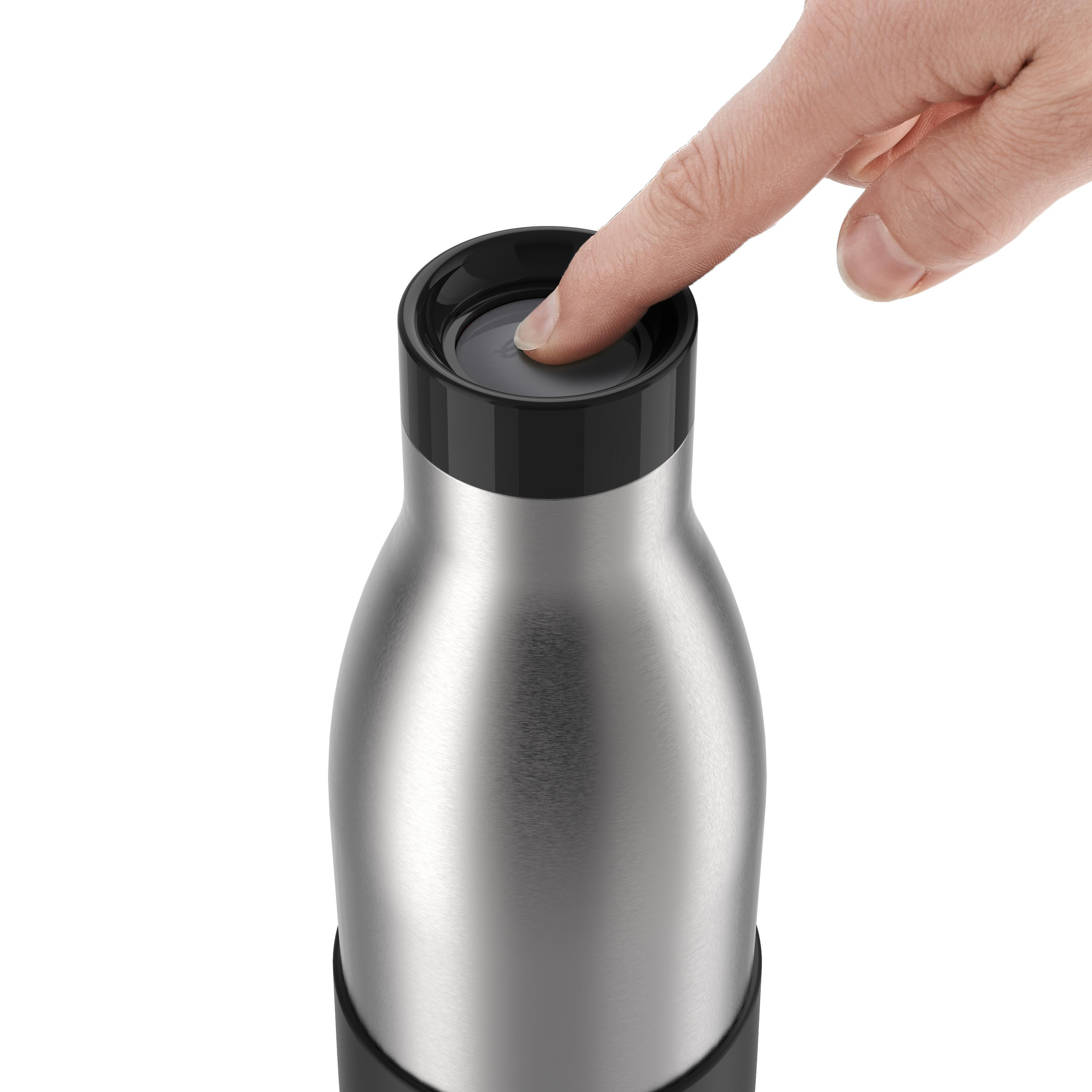 Ein Finger drückt auf einen Knopf auf dem Deckel einer silbernen Wasserflasche.
