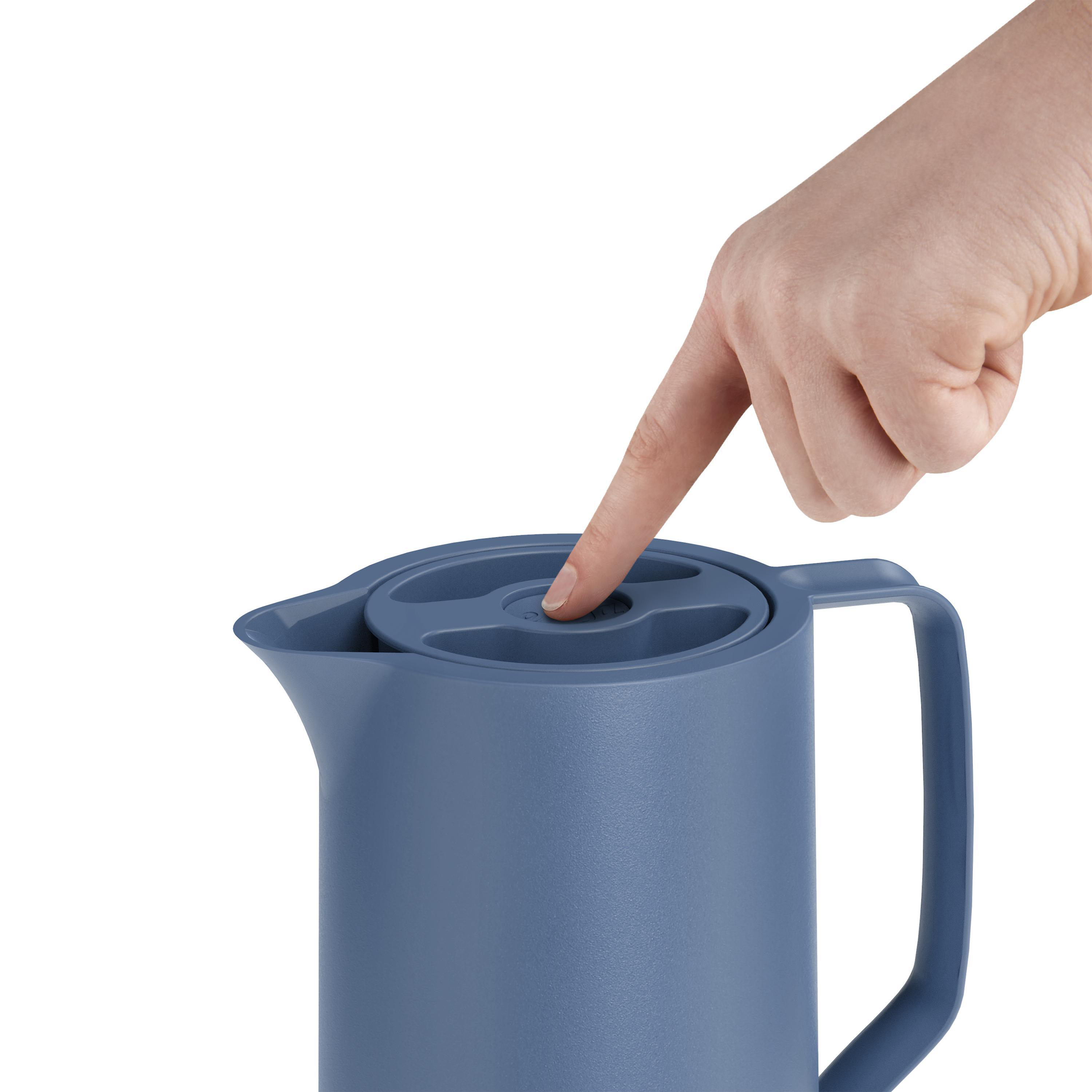 Die Hand einer Person drückt auf den Deckel eines blauen Wasserkruges. Weißer Hintergrund.