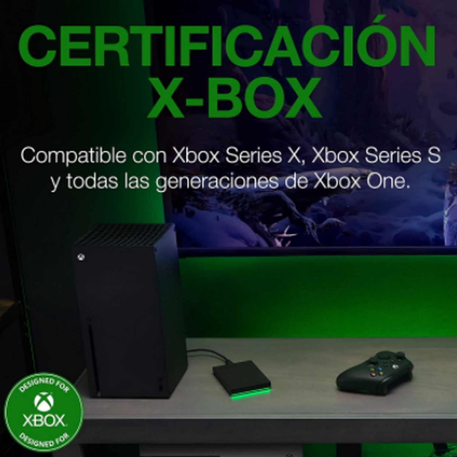 Consola Xbox negra, mando y dispositivo de almacenamiento en escritorio con luz verde.