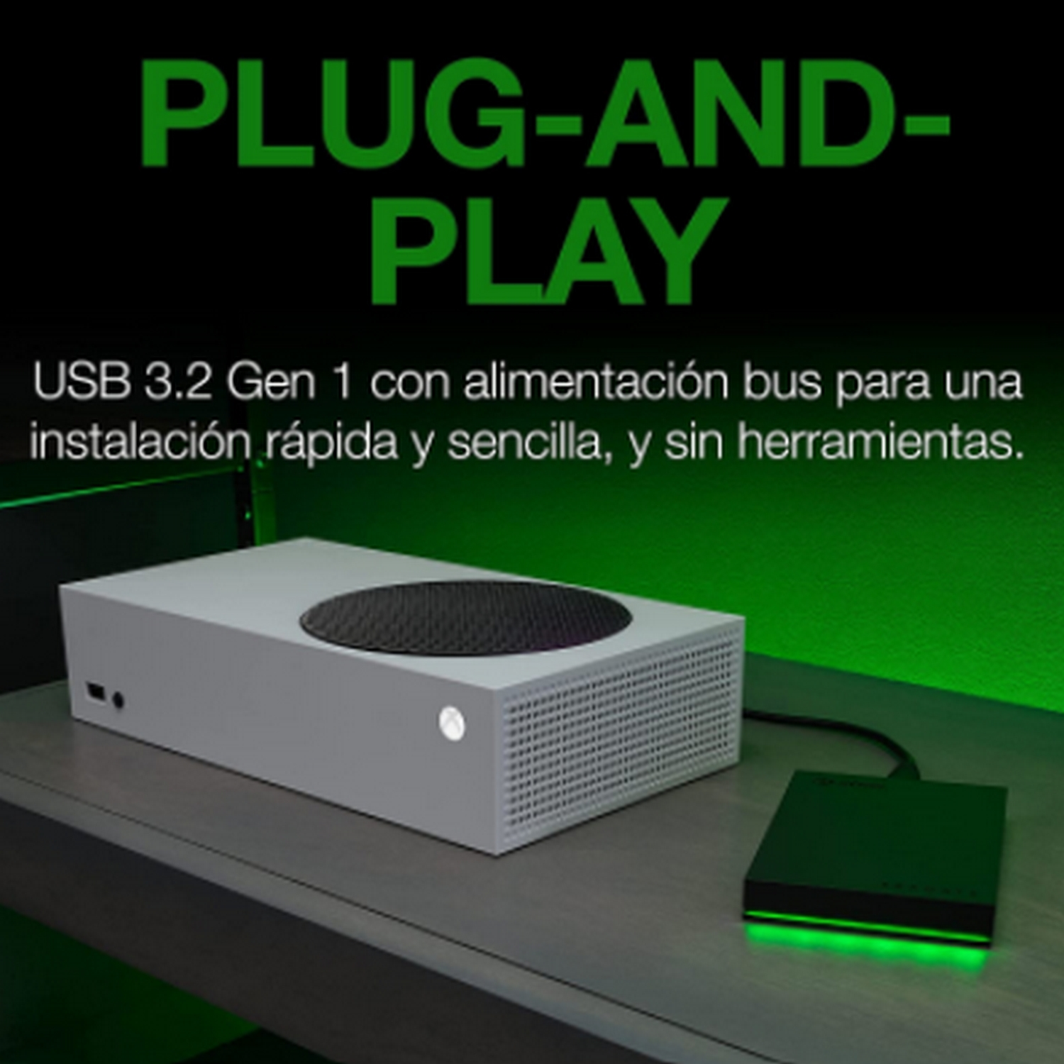 Una consola Xbox Series S blanca y un dispositivo de almacenamiento negro sobre una mesa gris. Luz verde.