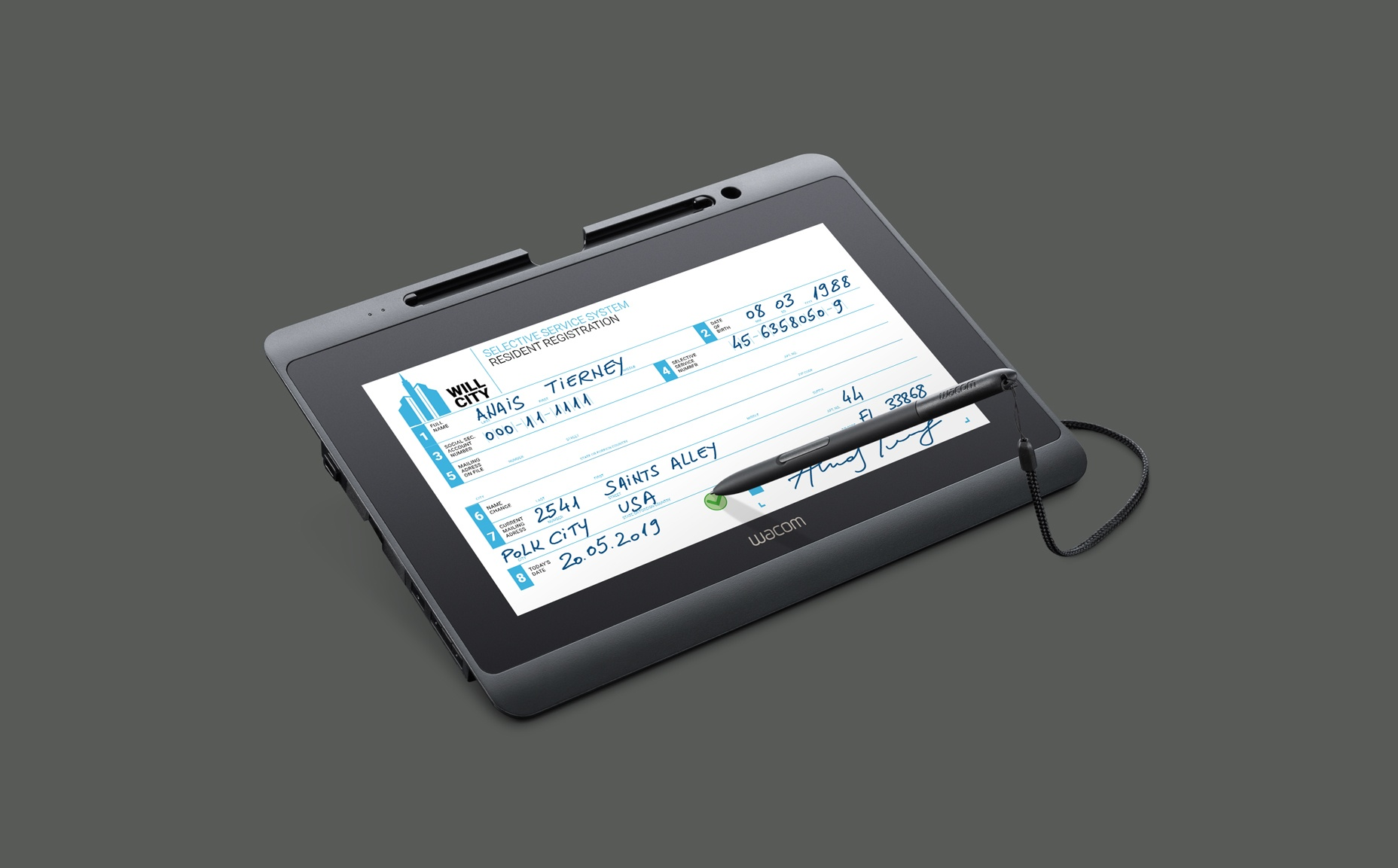Ein Tablet zeigt ein Registrierungsformular. Ein Stift befindet sich auf dem Bildschirm. Das Formular trägt den Titel Selective Service System.