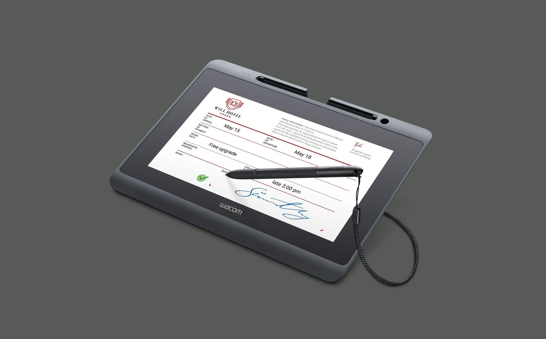 Ein Wacom-Tablet zeigt ein Hoteldokument an. Ein Stift liegt auf dem Bildschirm über einer Unterschrift. Der Hintergrund ist dunkelgrau.