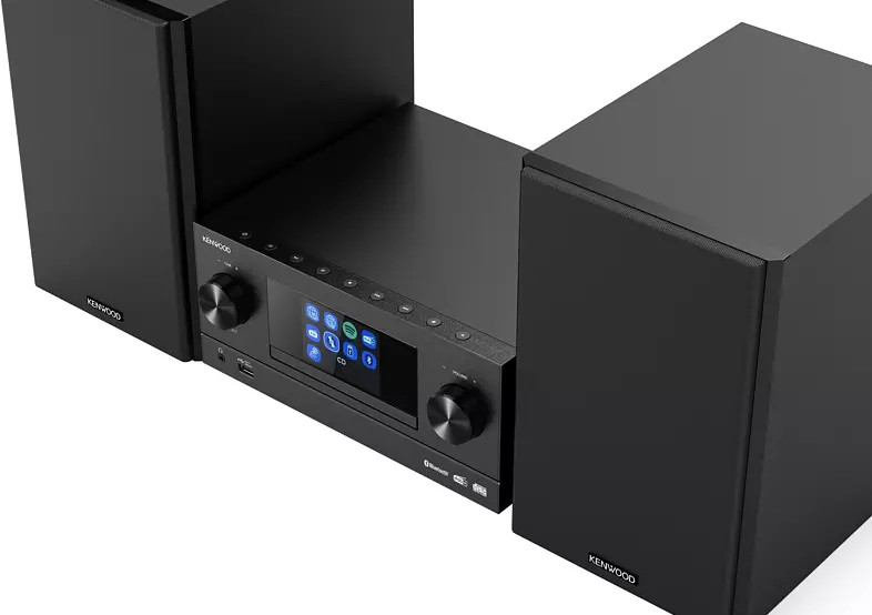 Zwart Kenwood stereosysteem met twee luidsprekers en een centrale unit. De unit heeft een scherm.