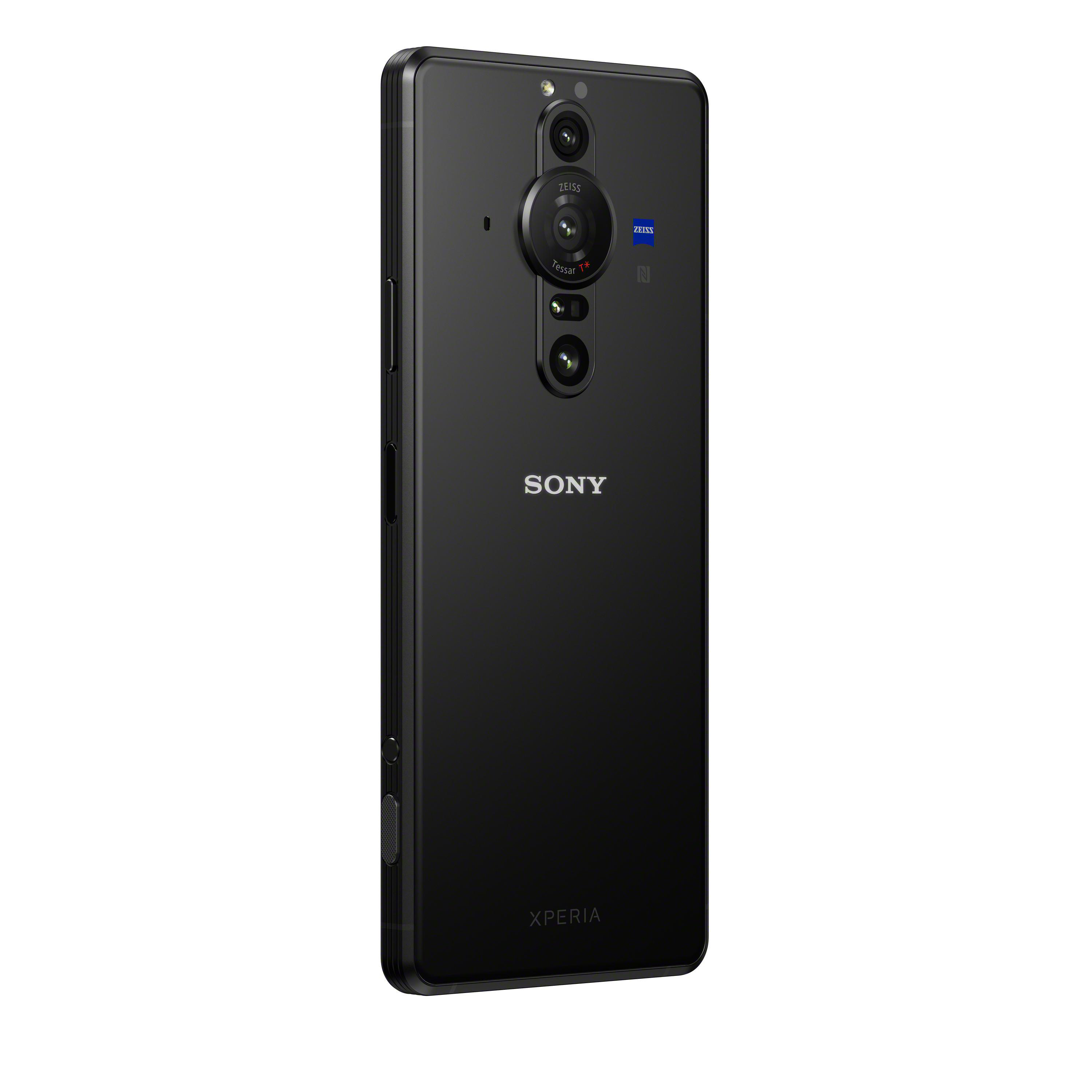 Rückansicht eines schwarzen Sony Xperia Telefons mit drei Kameras und dem Sony Logo.