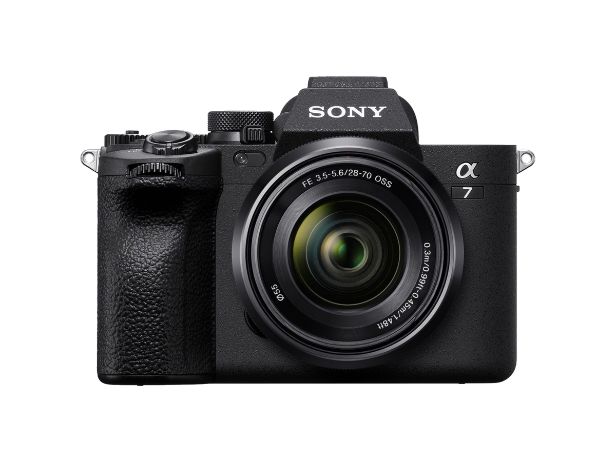 Cámara Sony Alpha 7 negra con lente, vista frontal. Logotipo de Sony arriba.