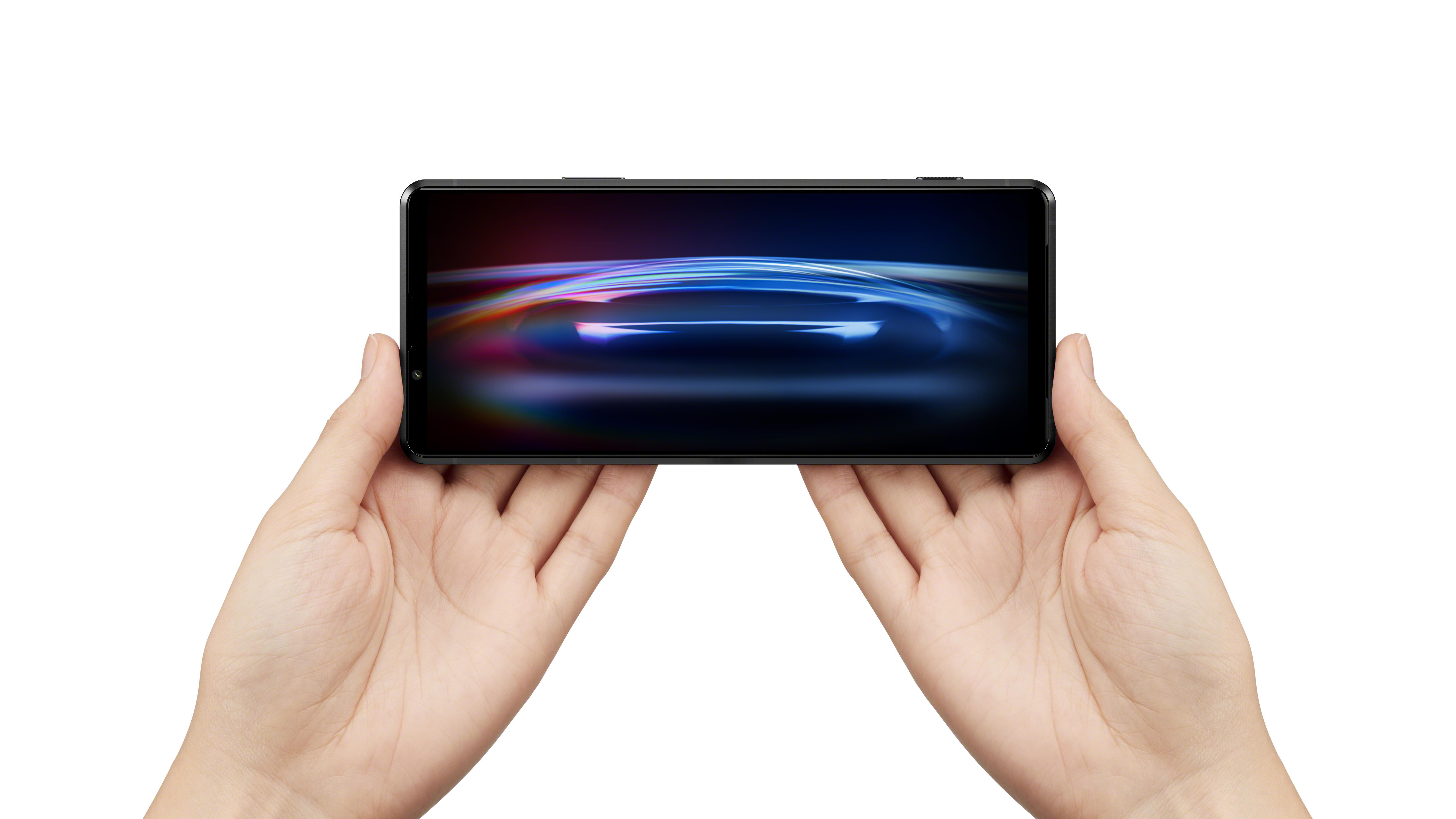 Hände, die ein Smartphone halten, das ein blaues und rotes Lichtdesign zeigt.