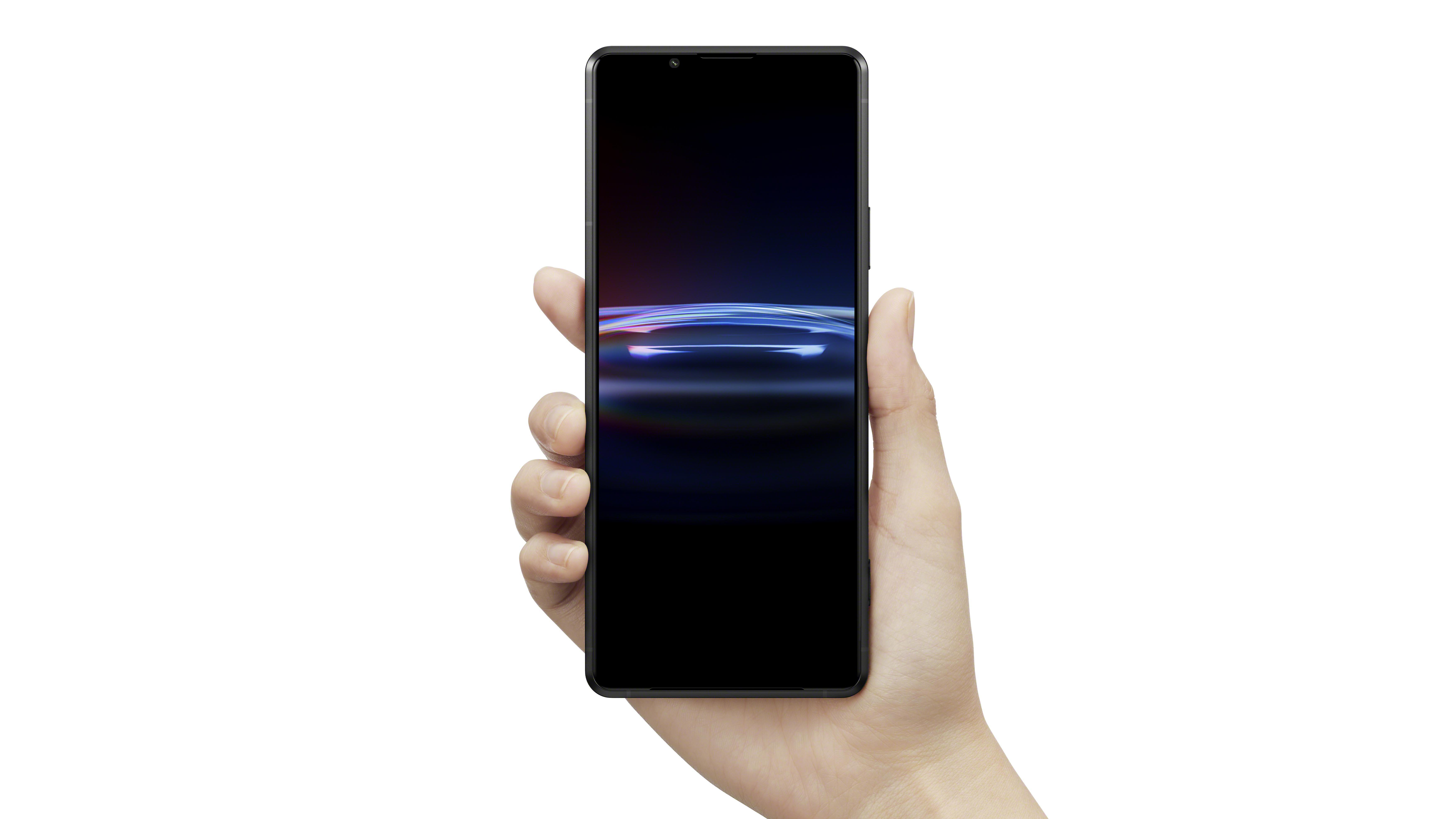 Eine Hand, die ein Smartphone hält, dessen Bildschirm ein farbenfrohes abstraktes Design zeigt.