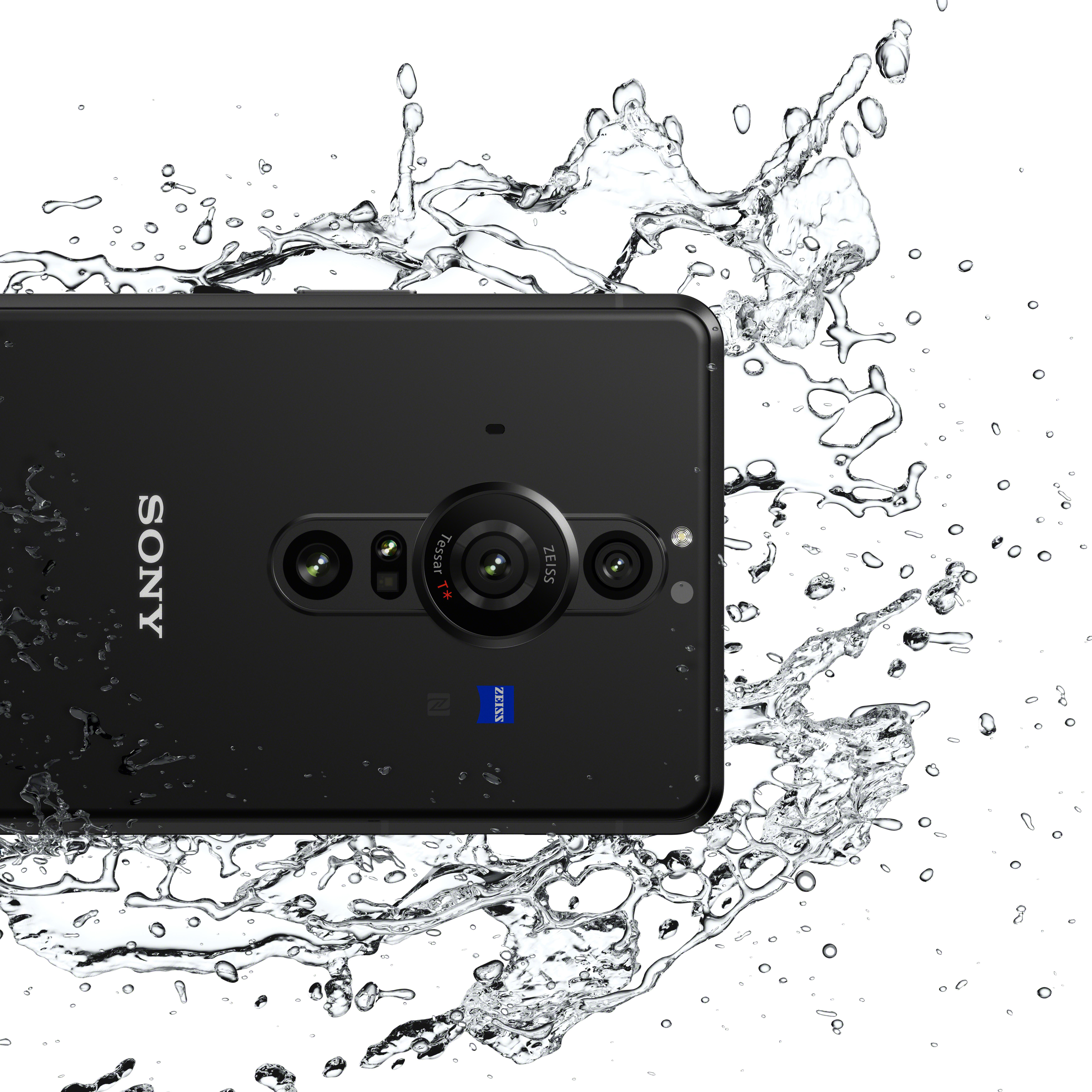 Ein schwarzes Smartphone mit Wasser, das auf der Rückseite spritzt.