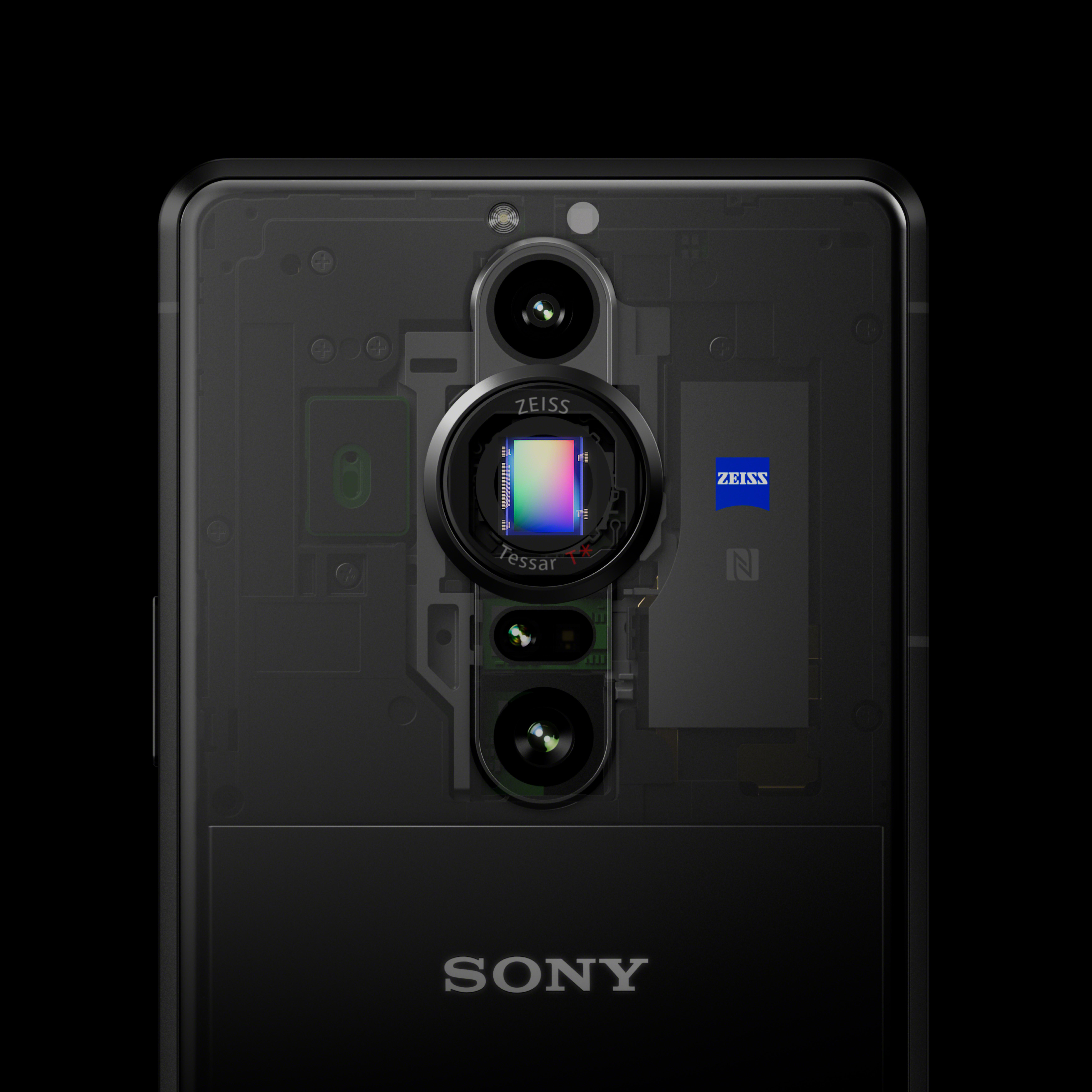 Rückansicht eines schwarzen Smartphones mit Dreifachkamera. Zeiss-Objektiv und Sony-Branding sichtbar.