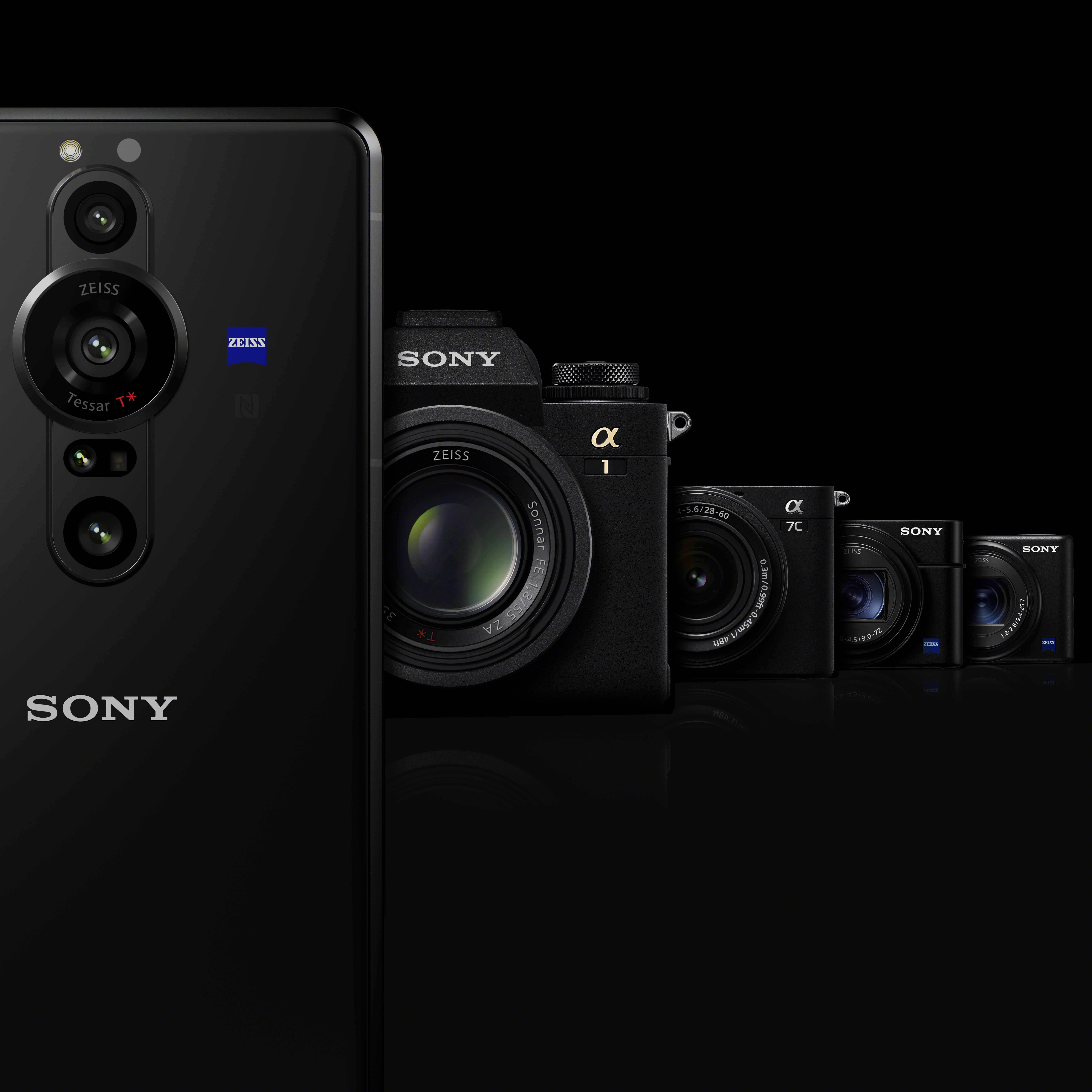Ein schwarzes Sony-Telefon und mehrere Kameras in einer Reihe, die verschiedene Objektive und Sony-Marken zeigen.