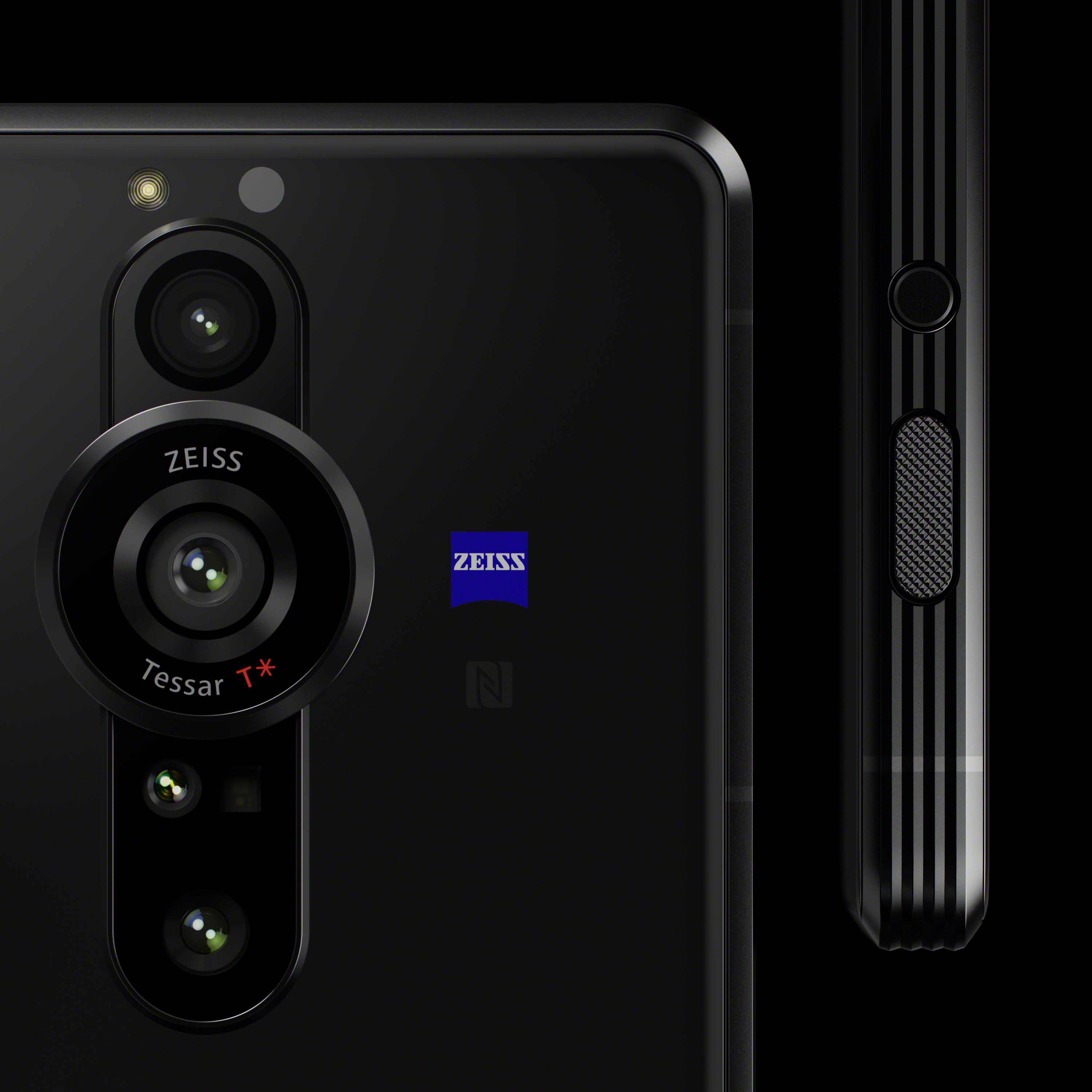 Nahaufnahme eines schwarzen Telefons mit Zeiss-Objektiven. Zeigt Kameralinsen, Zeiss-Logo und Tasten.