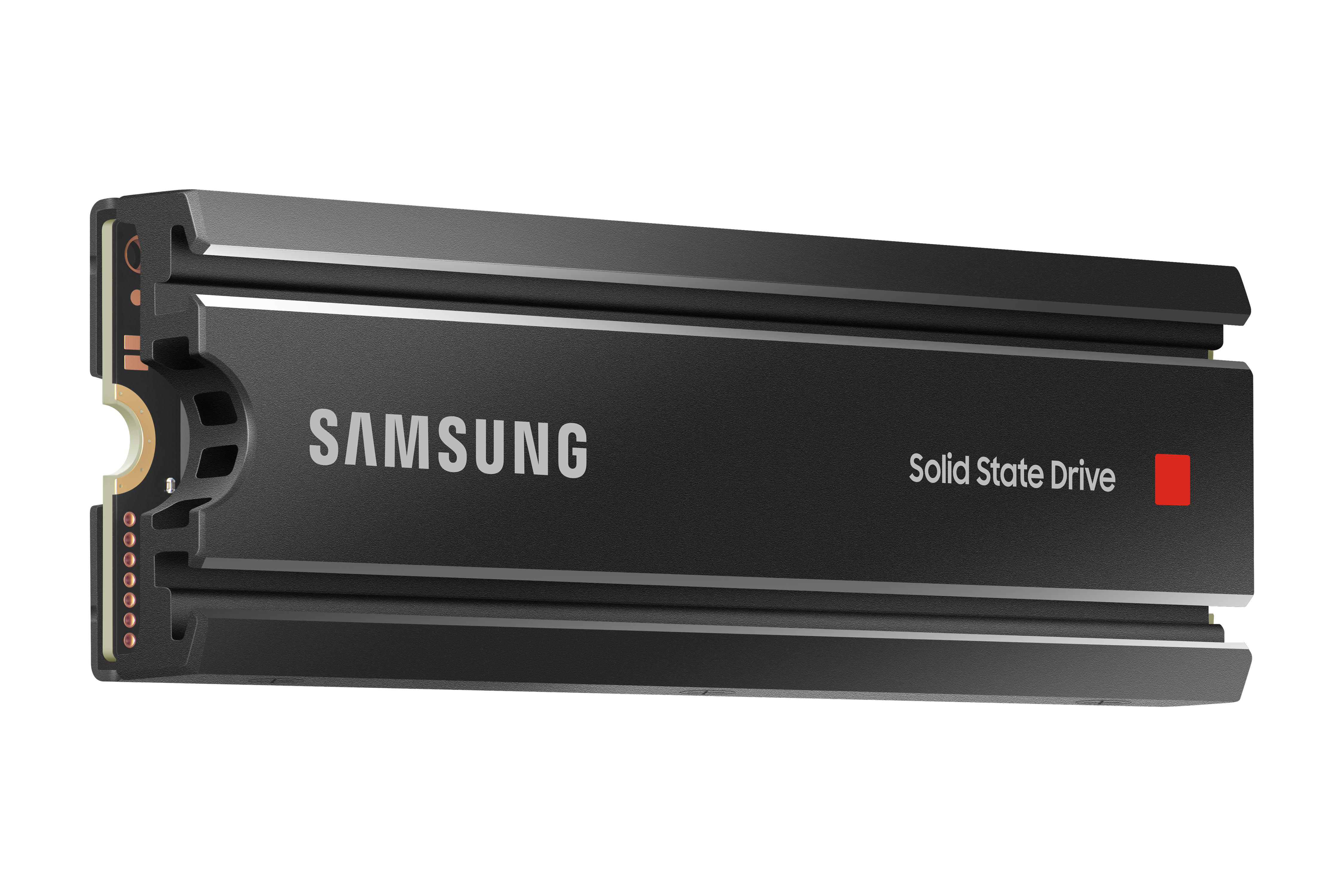 Schwarze Samsung Solid State Drive. Das Laufwerk ist rechteckig mit Samsung-Logo und rotem Streifen.