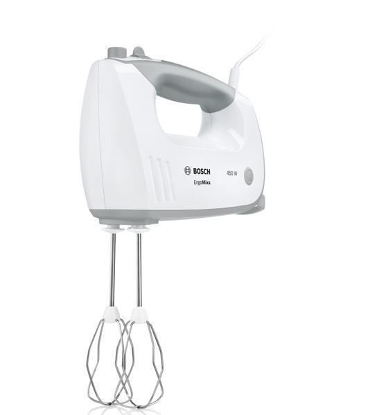 Ein weißer Handmixer mit zwei Rührbesen. Der Griff ist grau, auf weißem Hintergrund.