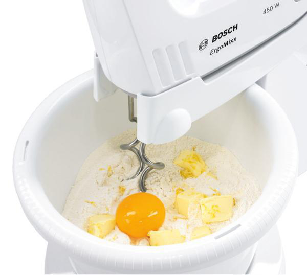 Weißer Bosch-Mixer in einer Schüssel mit Ei, Butter und Mehl.