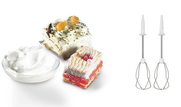 Zwei Kuchenstücke mit Schlagsahne und zwei Schneebesenaufsätze auf weißem Hintergrund.