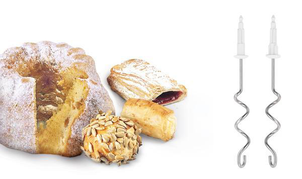 Ein Gugelhupf, Gebäck und Mixaufsätze auf weißem Untergrund.