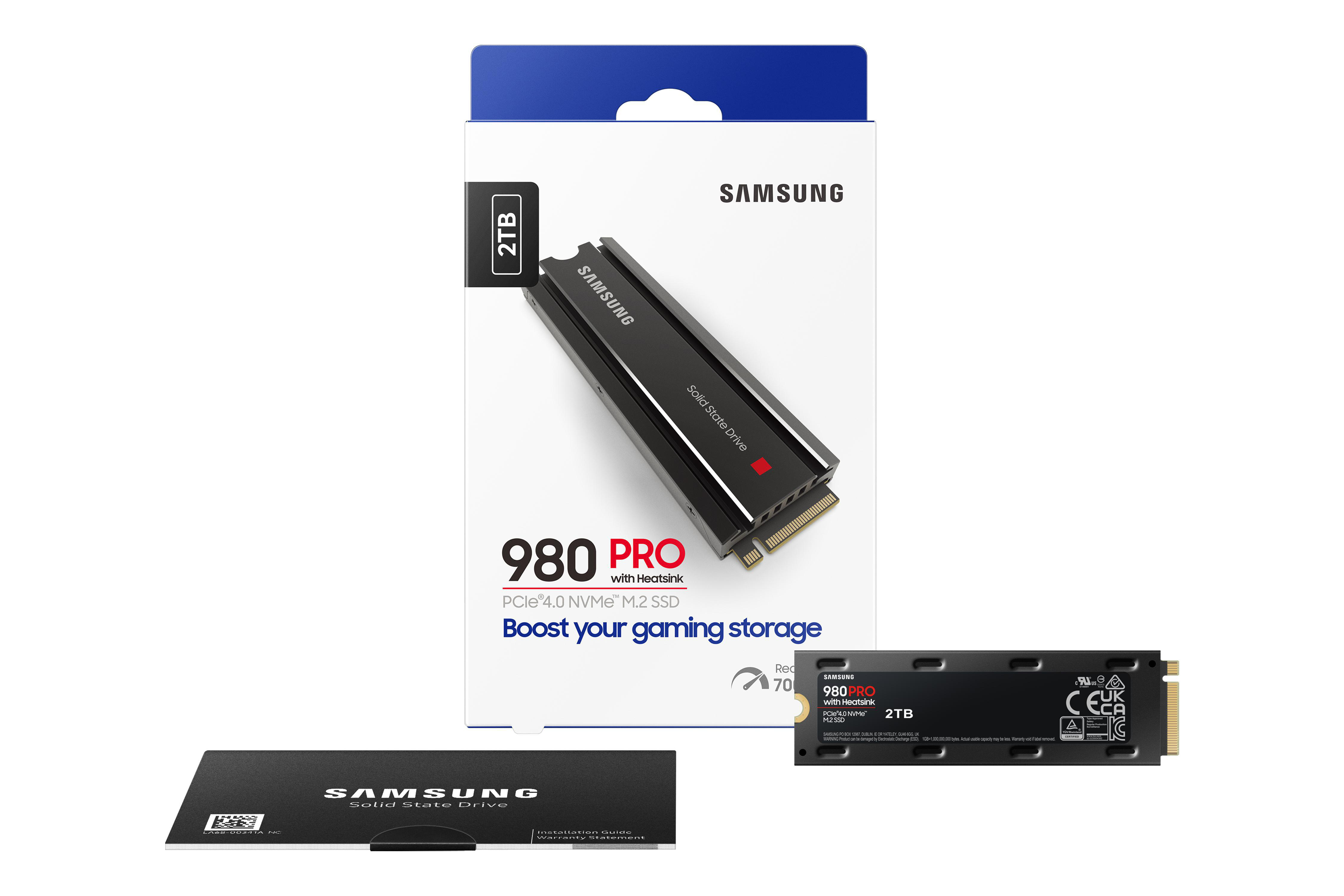 Eine schwarze Samsung 980 PRO mit Kühlkörper. Das Produkt befindet sich in einer Box mit dem Samsung Logo.
