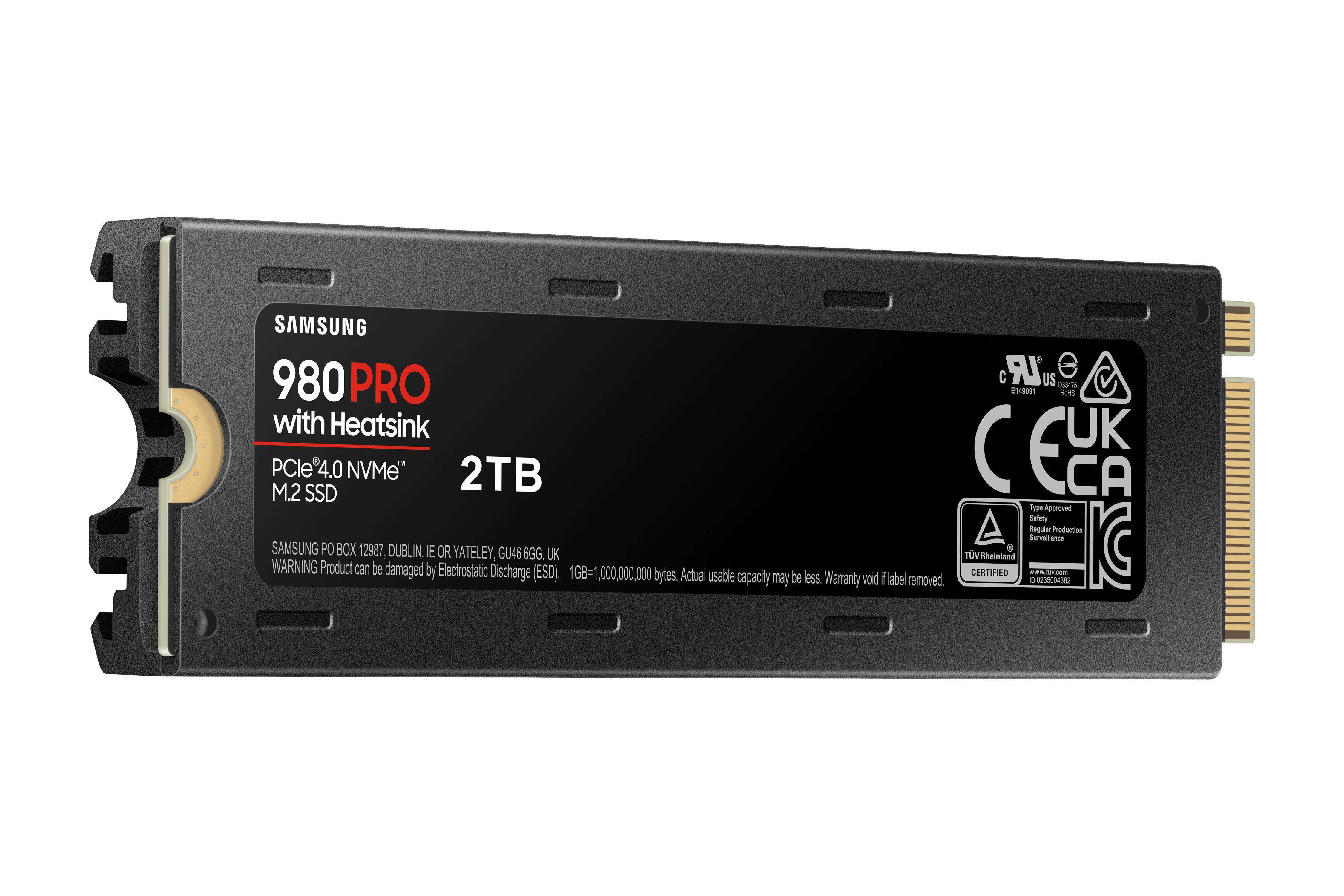 Eine schwarze Samsung 980 Pro SSD mit Kühlkörper, vor weißem Hintergrund.