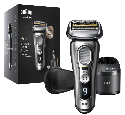 Ein elektrischer Rasierer Braun Series 9 Pro, seine Verpackung, ein Reiseetui und ein Ladeständer auf Schwarz.