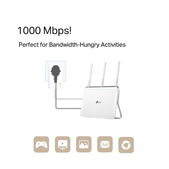 Weißer Router mit drei Antennen, an einer Steckdose. 1000 Mbit/s.