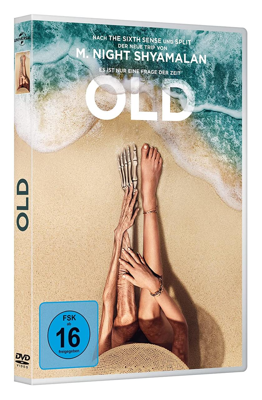 DVD-Hülle von 'OLD'. Beine mit Skeletthand und Hand auf Sand, Wellen im Hintergrund.