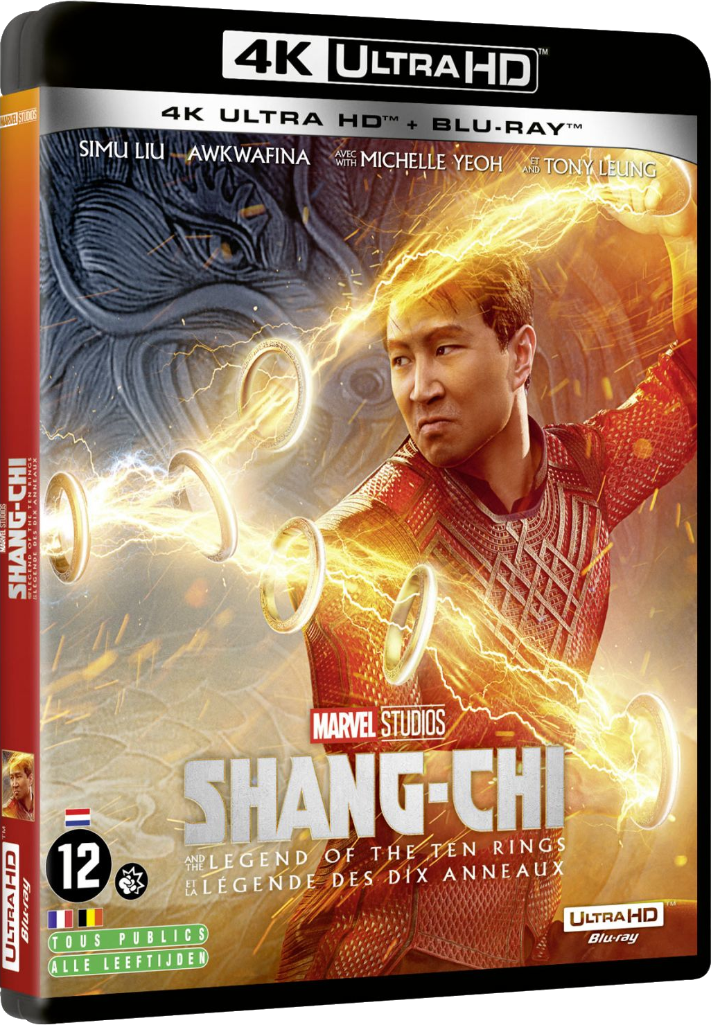 DVD-hoes van de film Shang-Chi. Lichtringen omringen een man. Tekst bevat acteursnamen en het Marvel Studios-logo.