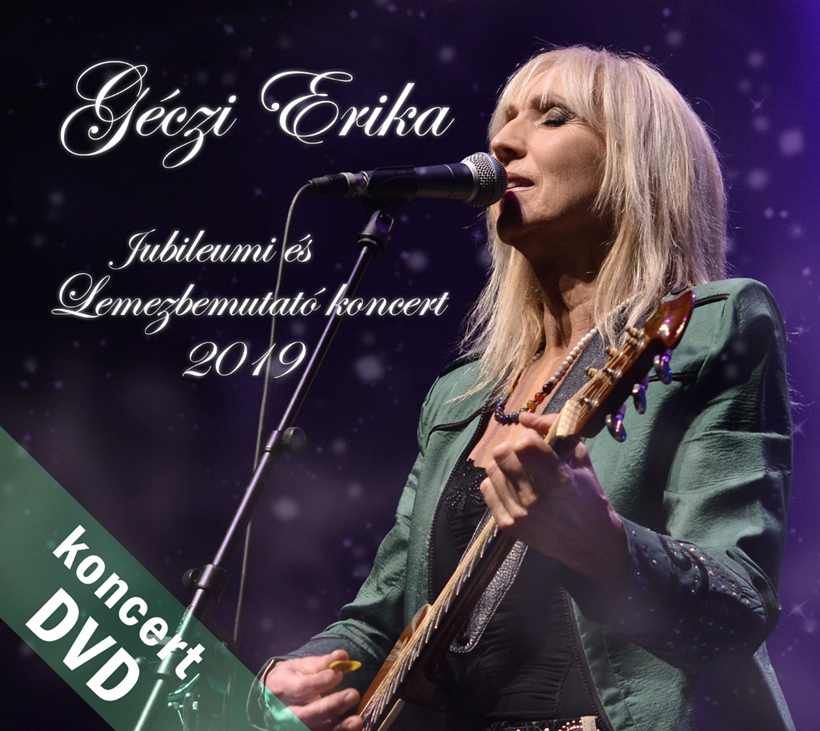 Egy zöld dzsekis nő gitározik és énekel egy koncerten. A képen a szöveg magyarul van.