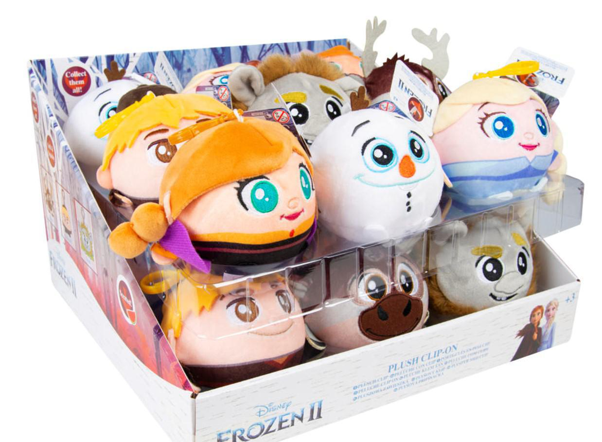 Frozen II Plüsch-Clip-On-Spielzeuge in einer Displaybox. Charaktere sind Anna, Elsa, Olaf und andere.