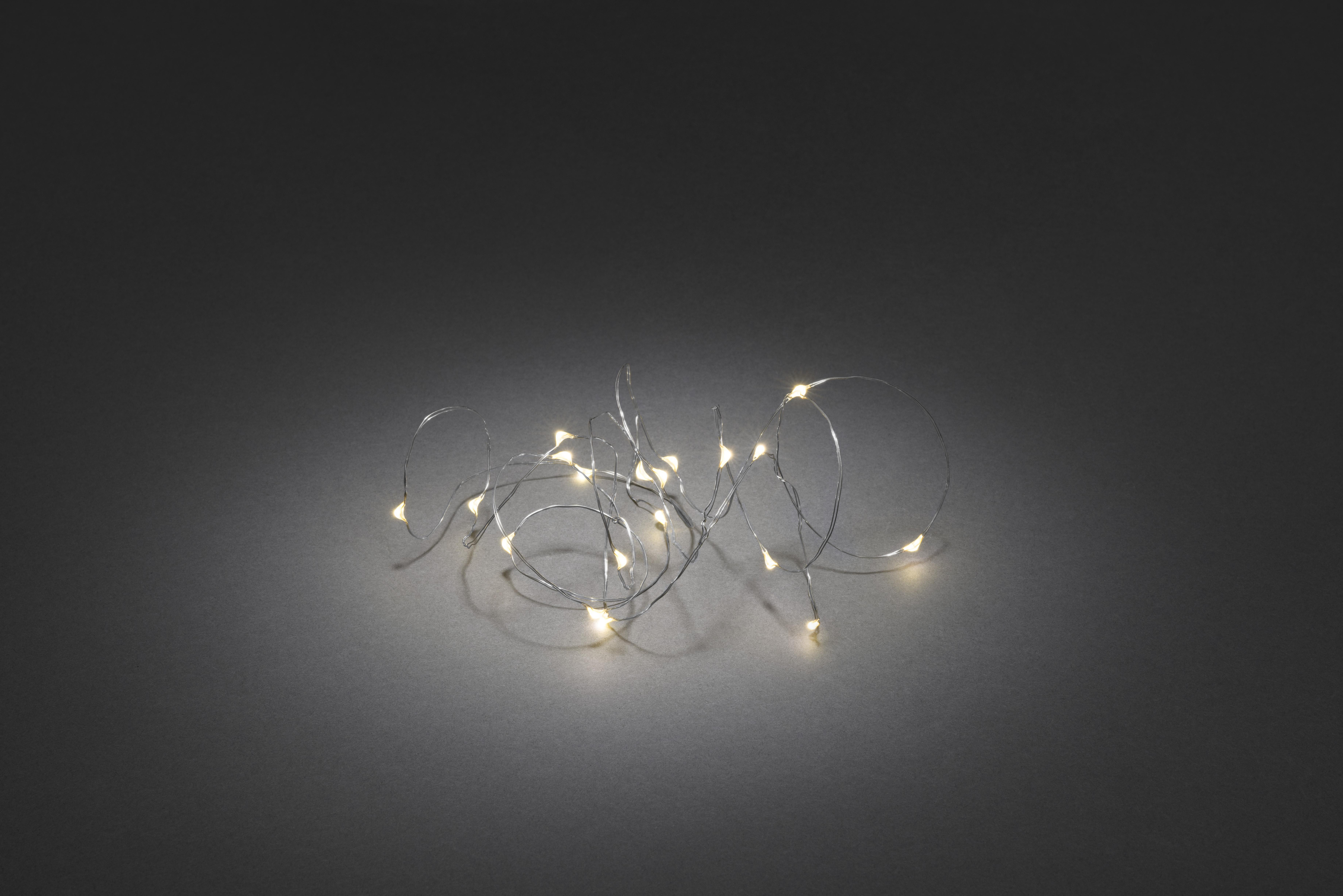 Lichterkette auf dunkelgrauem Hintergrund.