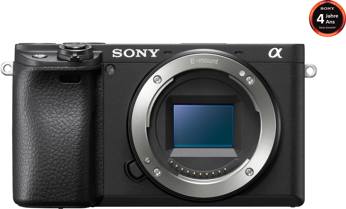 Schwarze Sony Kamera. Silberner Objektivanschluss. Schwarzer Griff. Sony-Logo. E-Mount-Text. Alpha-Symbol. Schweizer Garantieaufkleber.
