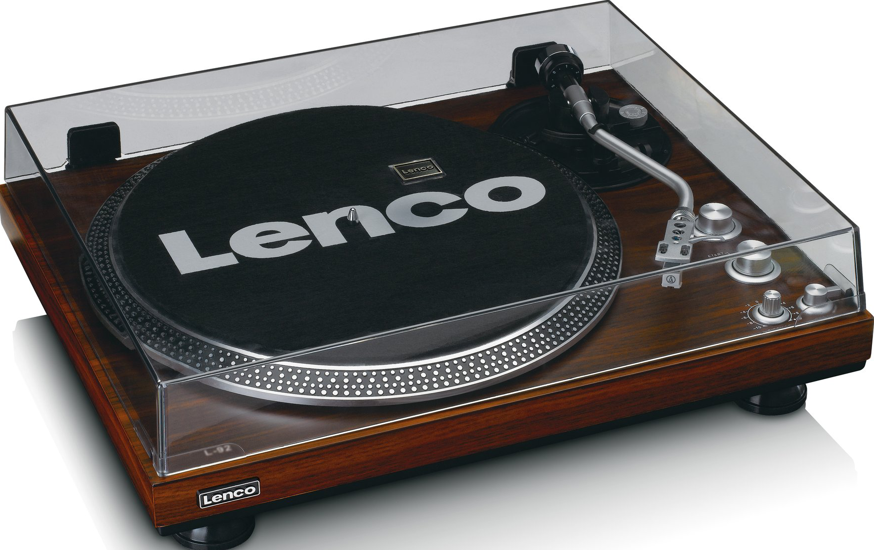 Une platine vinyle en bois avec un disque noir étiqueté "Lenco", avec un couvercle transparent sur fond sombre.