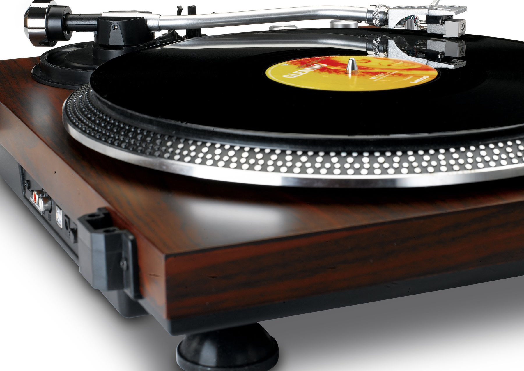 Une platine avec un disque vinyle noir, l'étiquette est jaune.