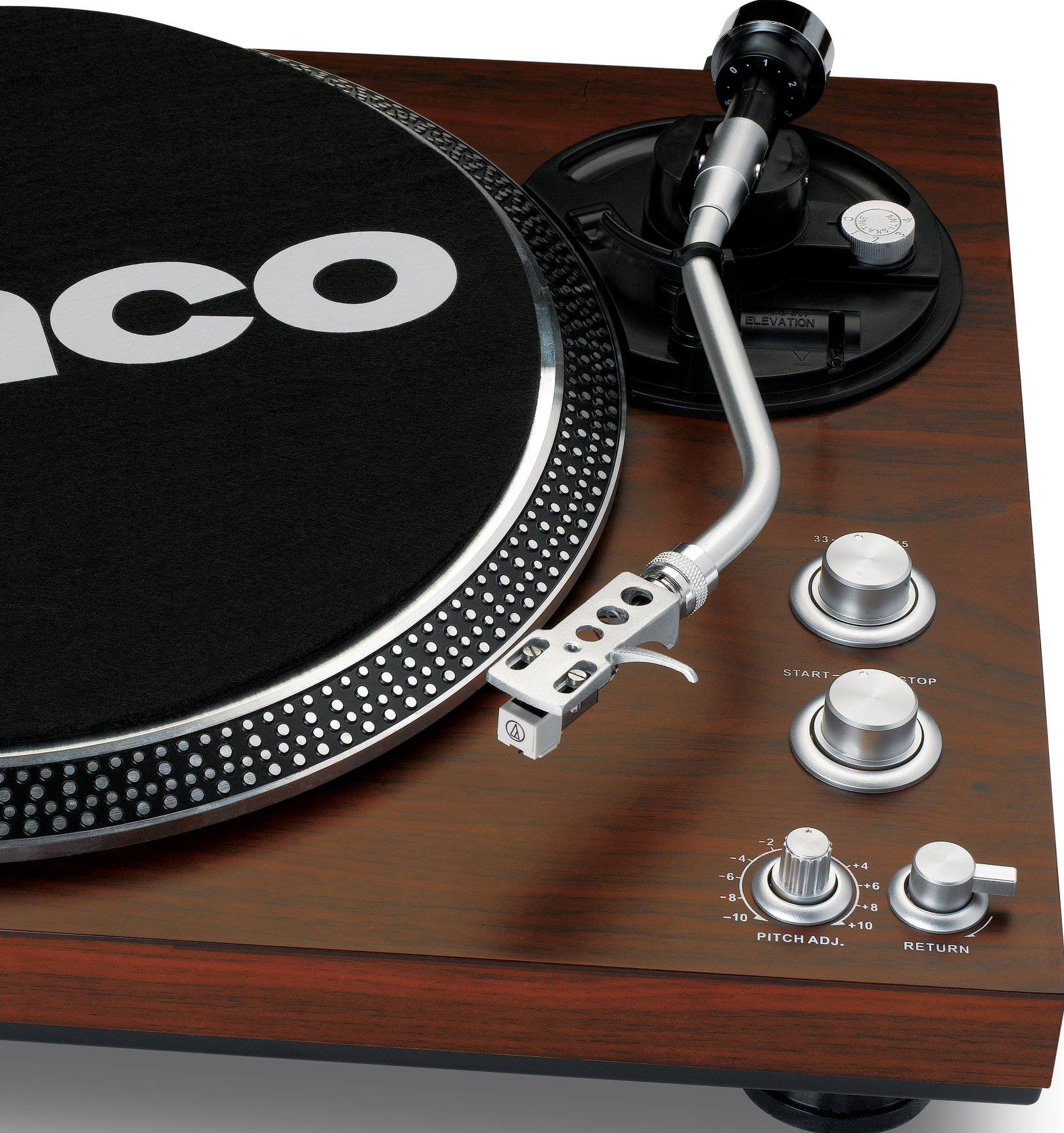 Une platine vinyle avec une base en bois. Le bras et les commandes sont visibles. Le plateau a un disque.