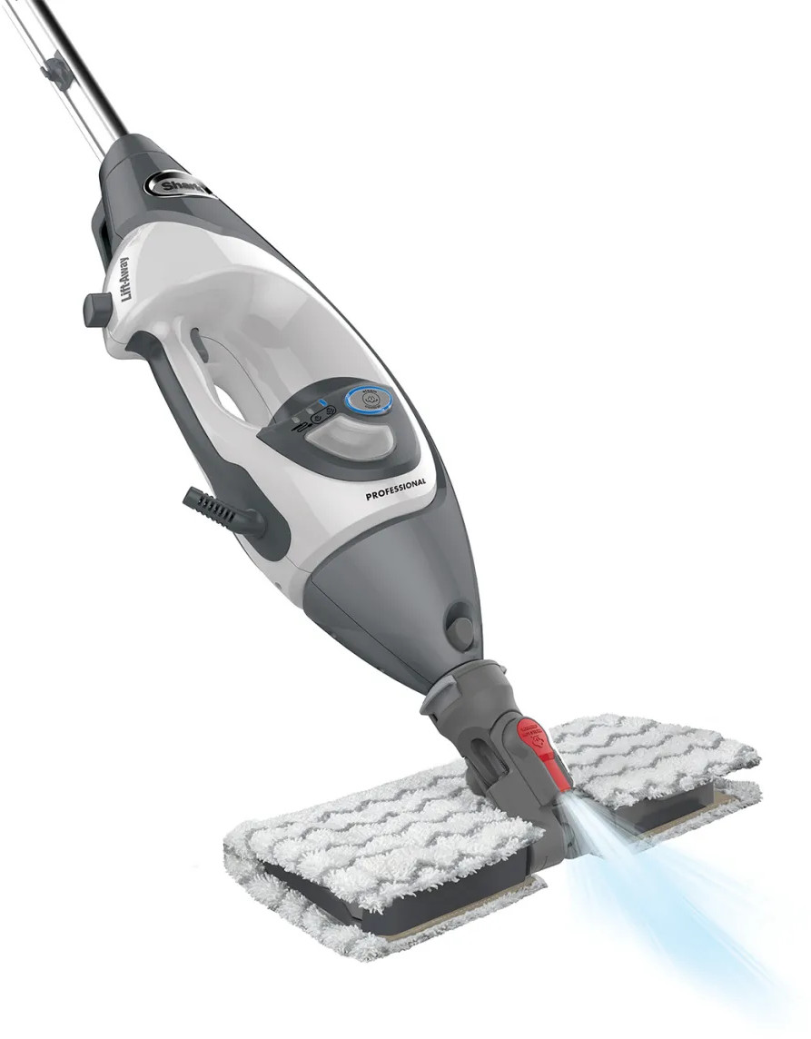 Witte en grijze stoommop. Mopkop met blauwe waterspray. Witte achtergrond.