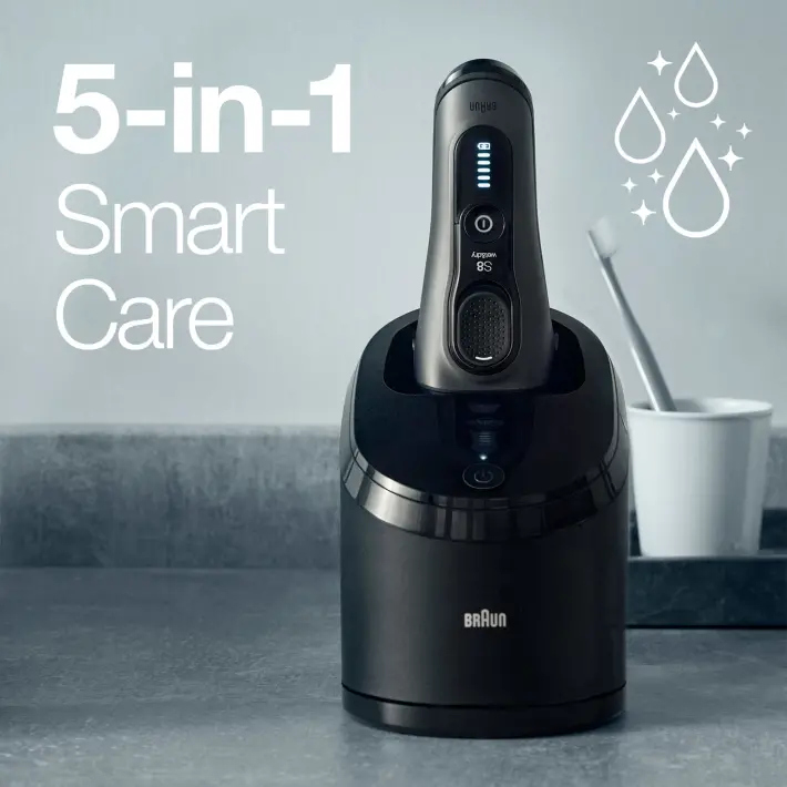 Een Braun elektrisch scheerapparaat in zijn oplaadstation, met tekst '5-in-1 Smart Care' en waterdruppeliconen.