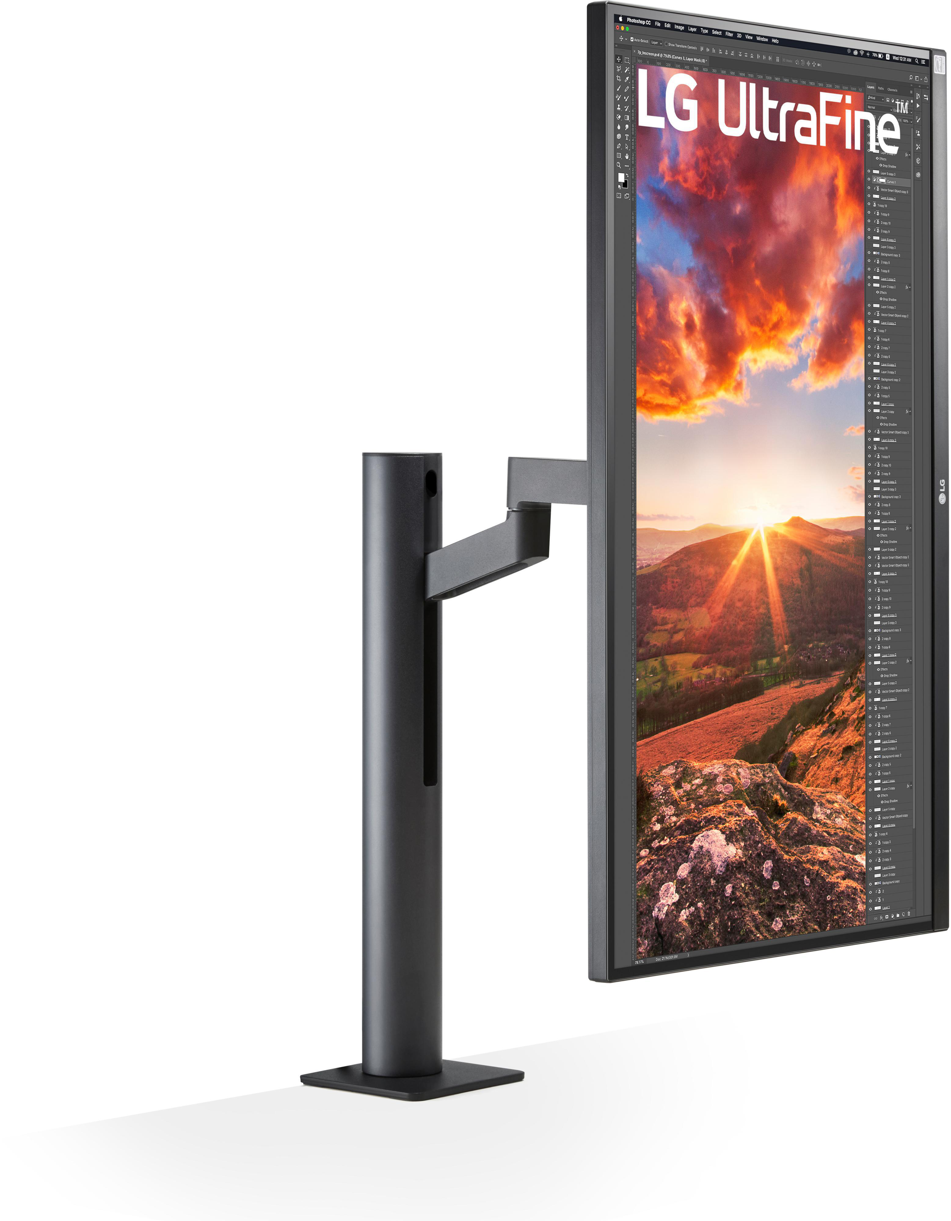 Ein LG Ultrafine Monitor im Hochformat, an einem Ständer montiert, der ein Sonnenuntergangsbild zeigt.
