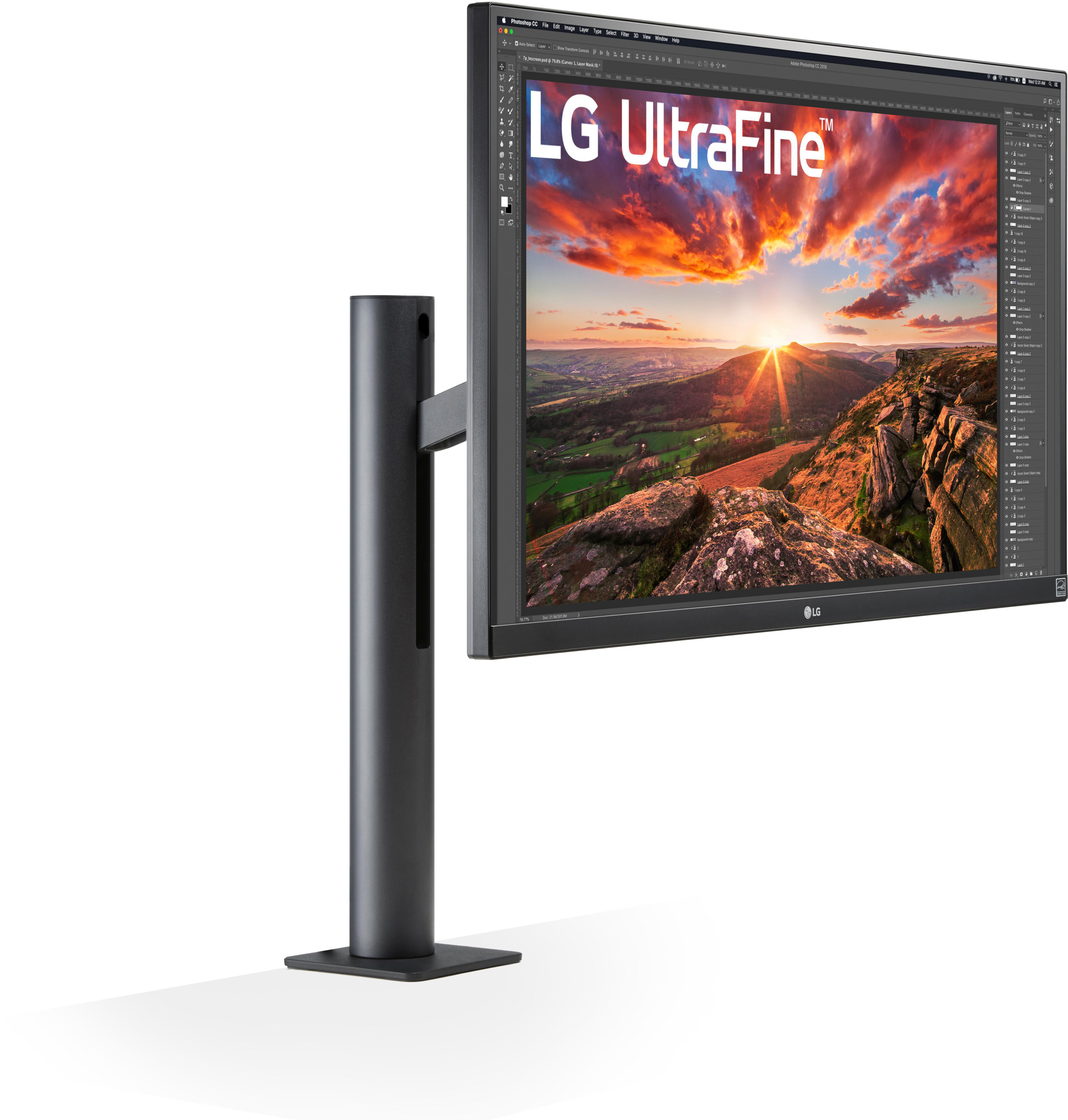 Ein LG UltraFine-Monitor mit Landschaftsbild auf einem schwarzen Ständer vor weißem Hintergrund.