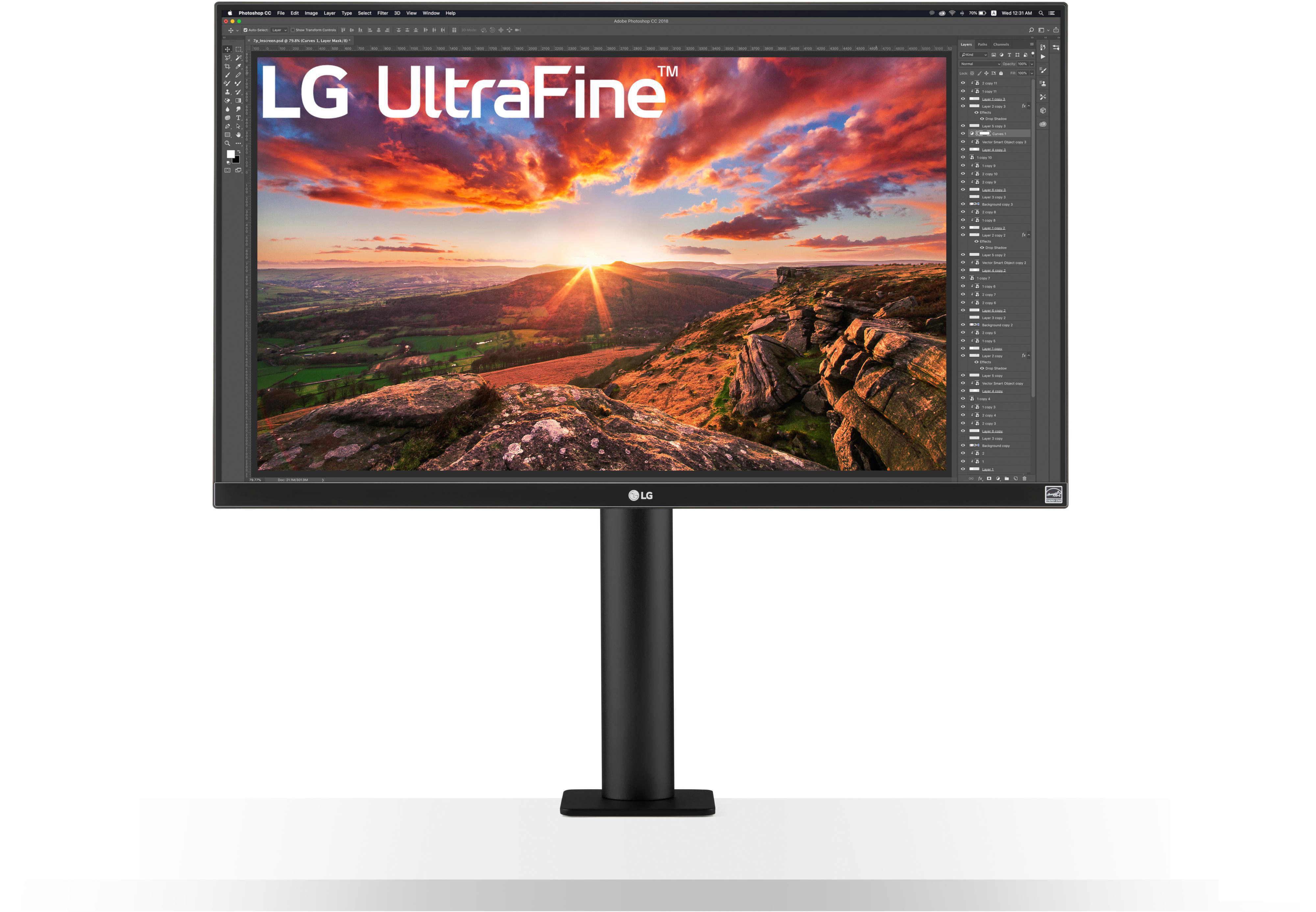 LG UltraFine Monitor auf schwarzem Ständer, der eine Sonnenuntergangsszene zeigt.