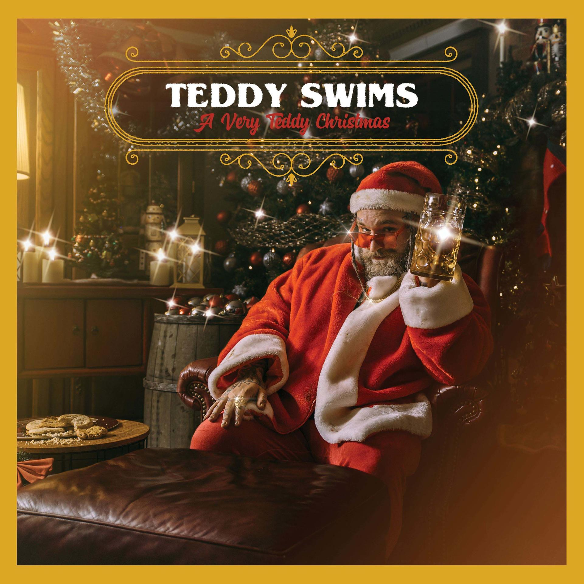 Album borító: Teddy Swims, A Very Teddy Christmas. Mikulás piros ruhában sört iszik. Karácsonyfa háttérrel.