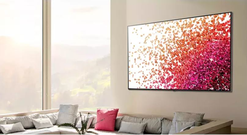 Duvarda TV, güneş ışığı ve manzaralı modern oturma odası.