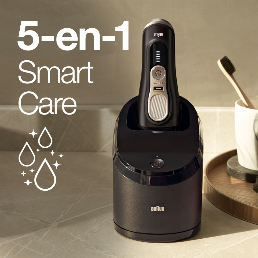 Een zwart Braun scheerapparaat in een oplaadstation. Tekst: 5-en-1 Smart Care. Een tandenborstel op de achtergrond.