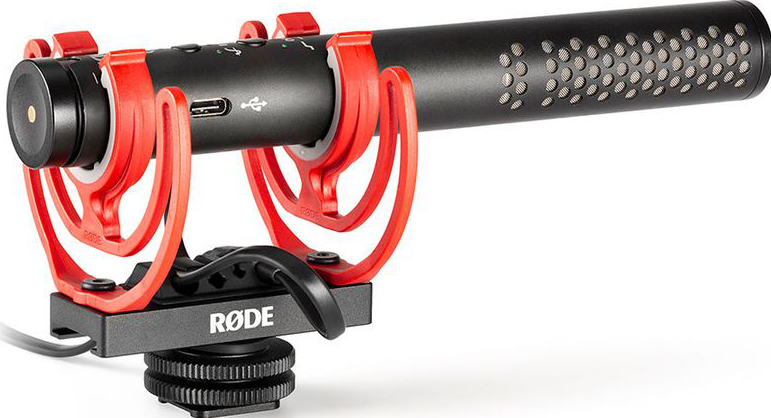 Microphone canon noir avec suspension rouge et port USB.