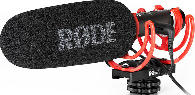 Une bonnette de microphone noire avec le logo Rode, montée sur une suspension antichoc rouge.