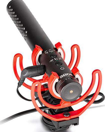 Microphone RODE noir avec suspension élastique rouge et câble.