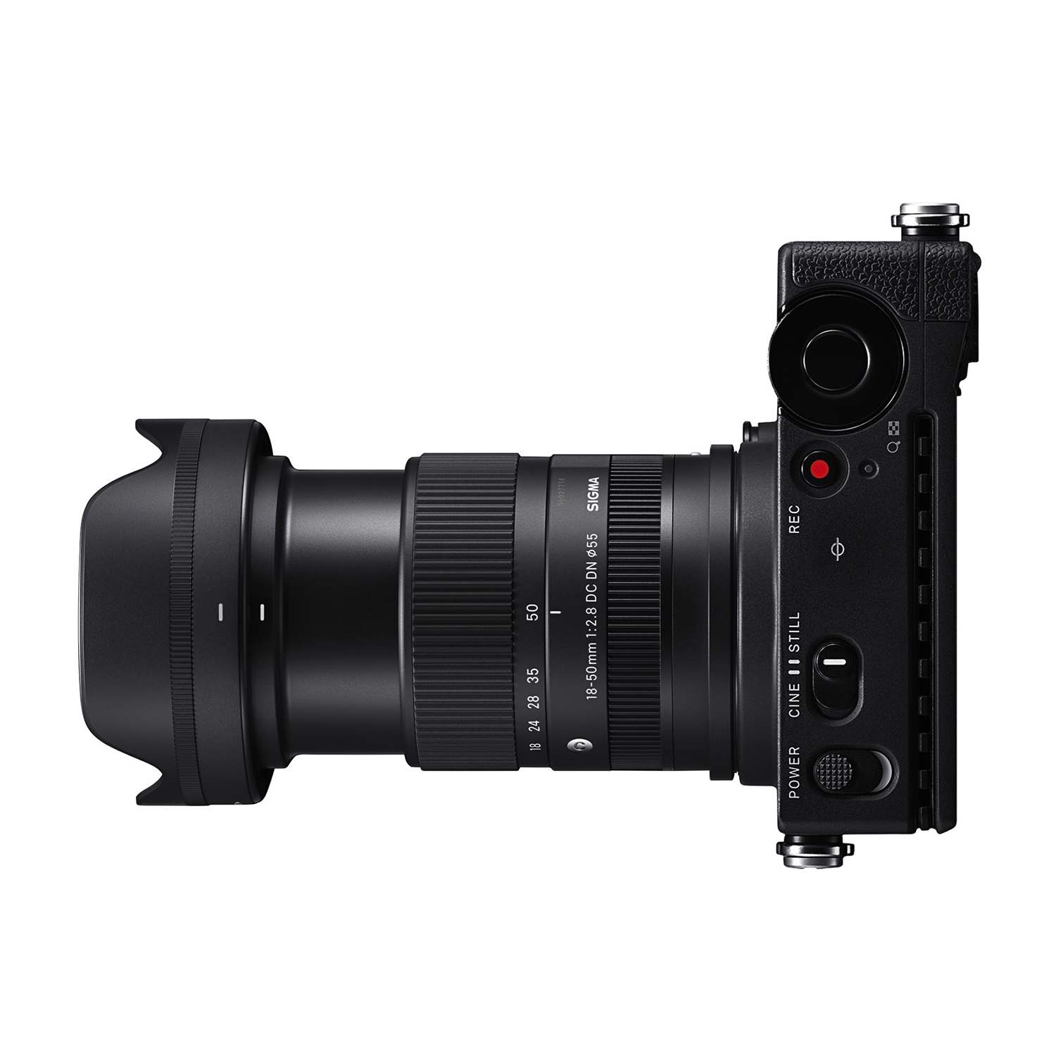 Fotocamera nera con obiettivo, sfondo bianco.