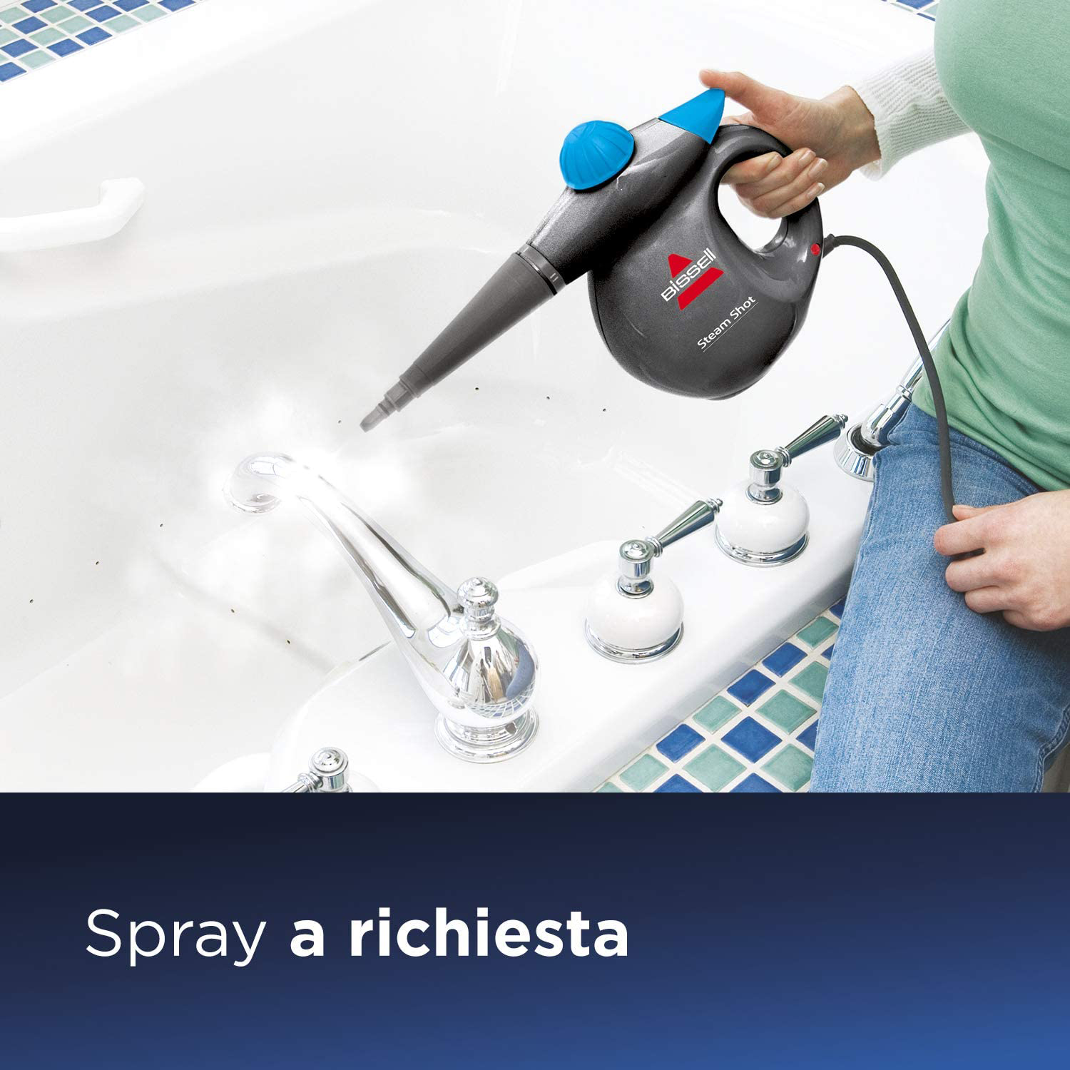 Una persona usa un pulitore a vapore su una vasca da bagno, con un pulitore blu e nero e una vasca bianca.