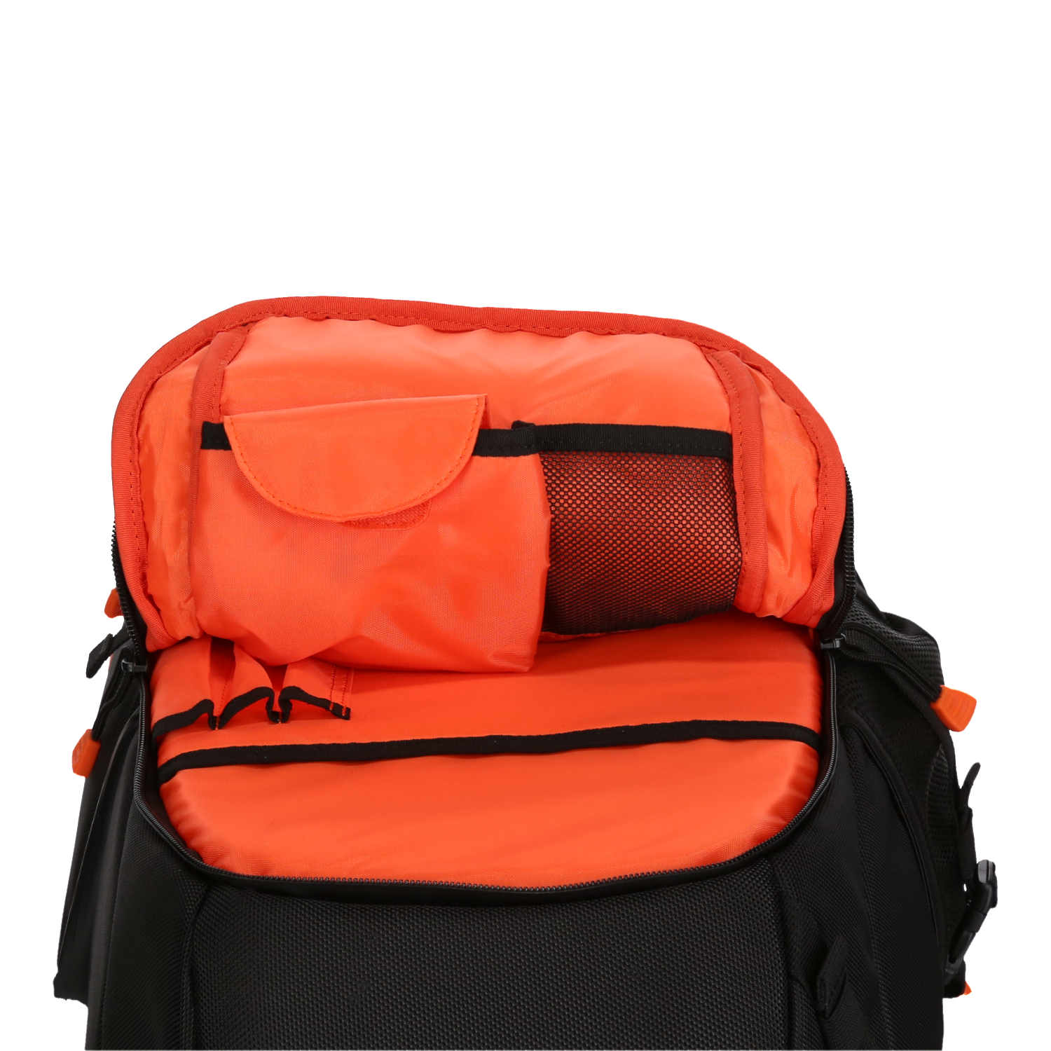 Offener schwarzer Rucksack, der ein orangefarbenes Innere mit Taschen und einem Netzfach zeigt.