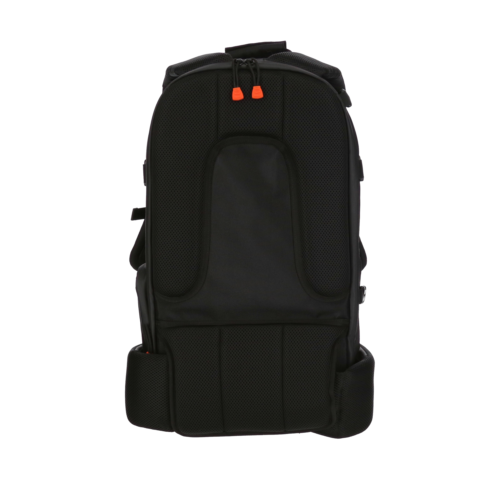 Ein schwarzer Rucksack mit orangefarbenen Reißverschlüssen und einem Mesh-Panel, isoliert auf Weiß.