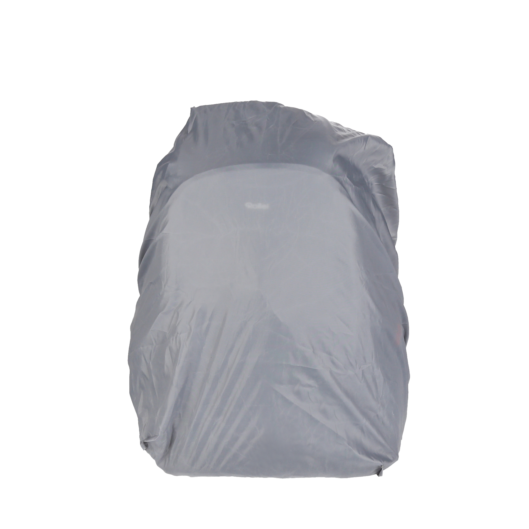 Ein grauer Rucksack mit einer grauen Regenhülle darüber, vor weißem Hintergrund.